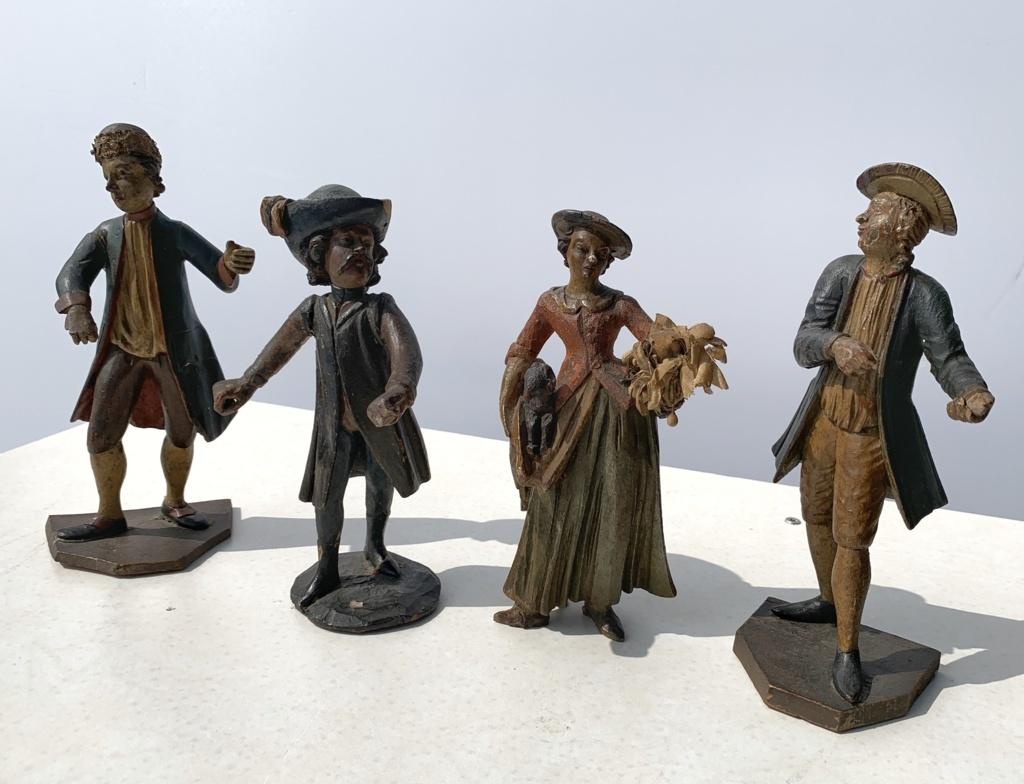 Grupo de cuatro esculturas venecianas de madera del siglo XVIII - Cantante y músicos - Figurative Sculpture Marrón de Unknown