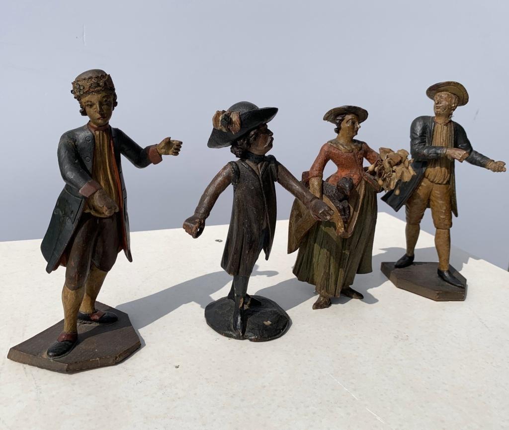 Cuatro esculturas de mesa - Concertino con músicos y cantante. Venecia, finales del siglo XVIII.

9 x 7 x h 20 cm cada una.

Enteramente de madera, finamente tallada y pintada en policromía.

Informe sobre el estado de conservación: Buen estado de