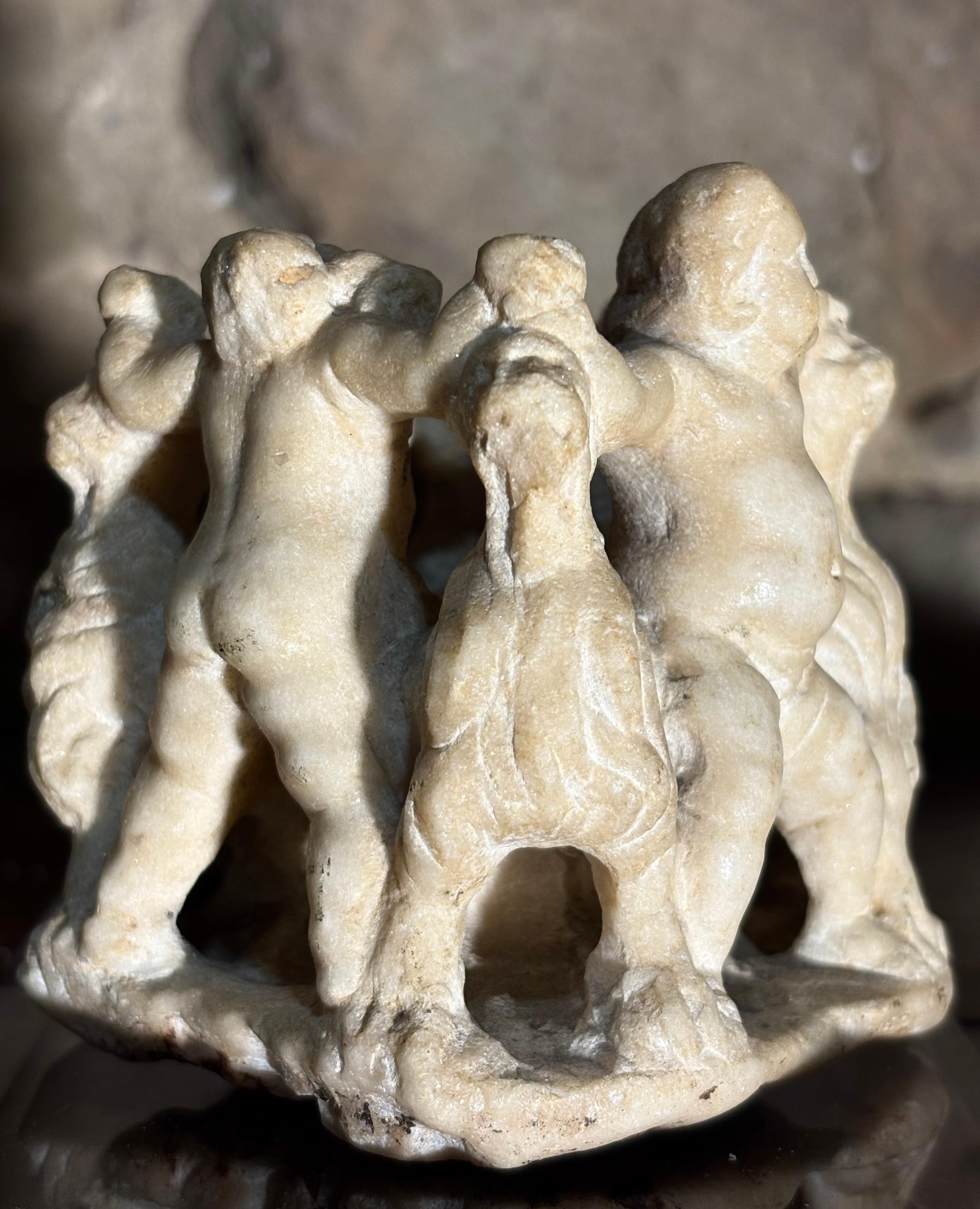 Piccolo gruppo in marmo raffigurante una scena con putti e leoni che si susseguono a tutto tondo, Rinascimento italiano, 16 Secolo. 
Nella scultura rinascimentale del XVI secolo, l'abbinamento di un putto con un leone  simboleggia la potenza della
