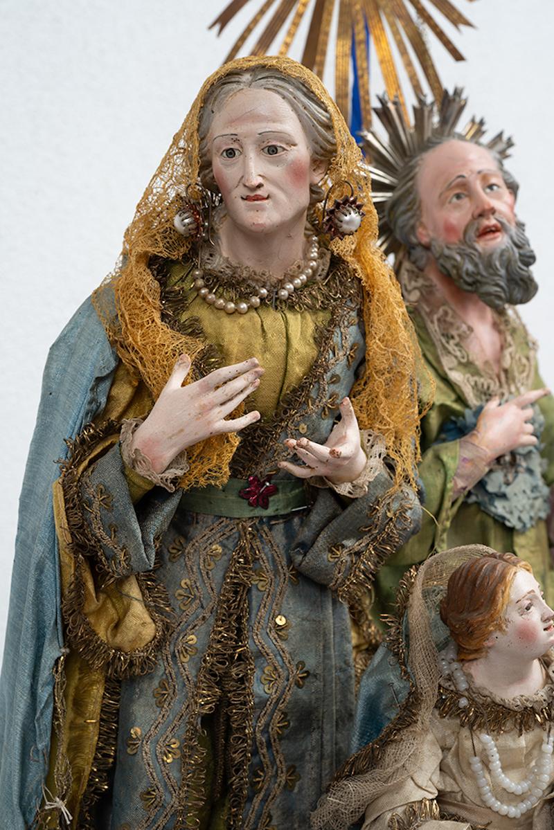 Groupe sculptural ancien représentant Sainte Anne, Saint Joachim et la Madone enfant. Naples 19e siècle.

Le groupe est représenté selon l'iconographie classique avec sainte Anne à droite, saint Joachim à gauche et la Vierge à l'enfant au
