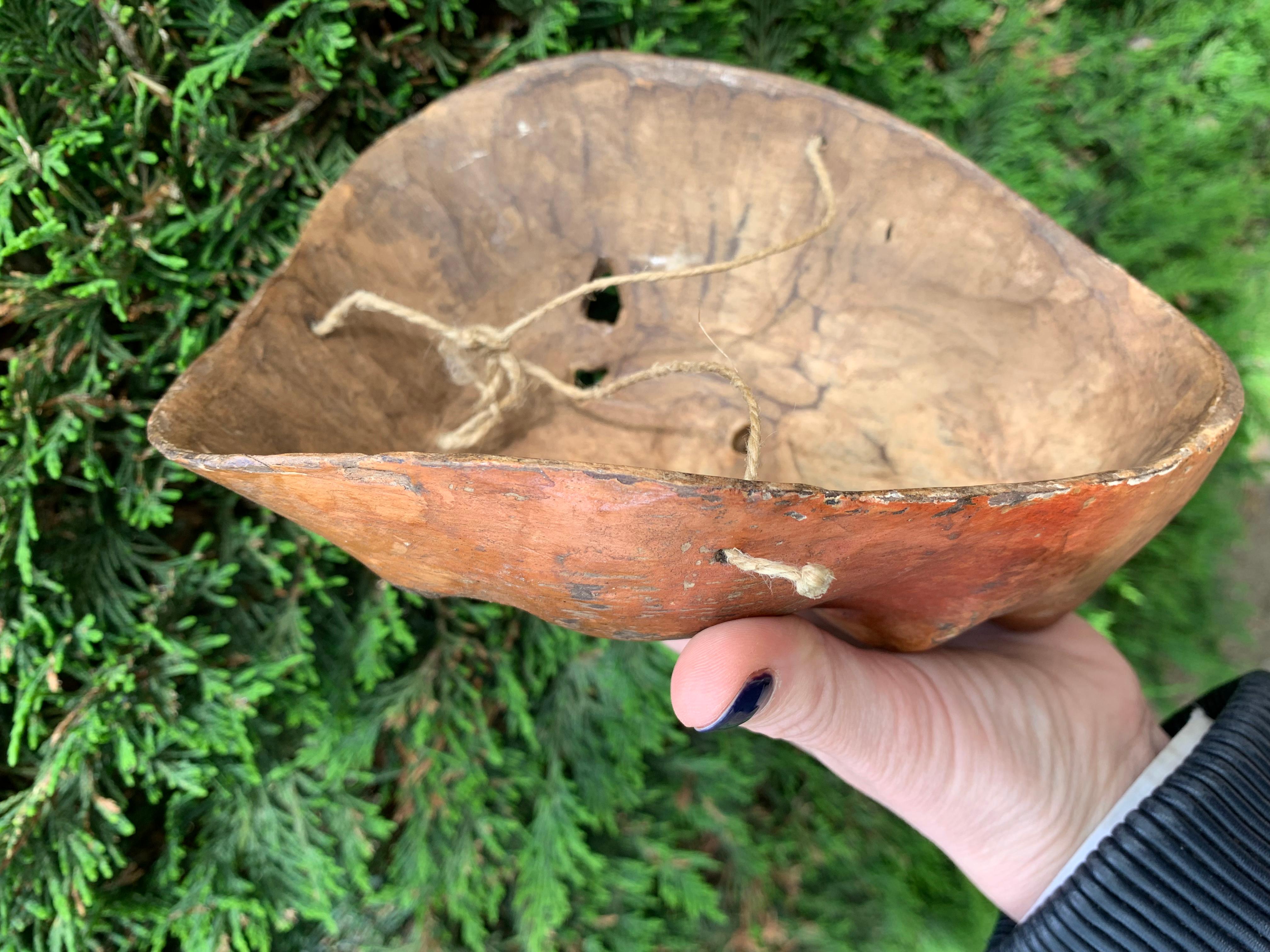 Questa maschera guatemalteca del inizio del XX secolo, scolpita in legno e utilizzata per la danza della Riconquista (Baila de la Conquista) , raffigura vividamente un uomo europeo, presumibilmente spagnolo. 
In buono stato di conservazione con
