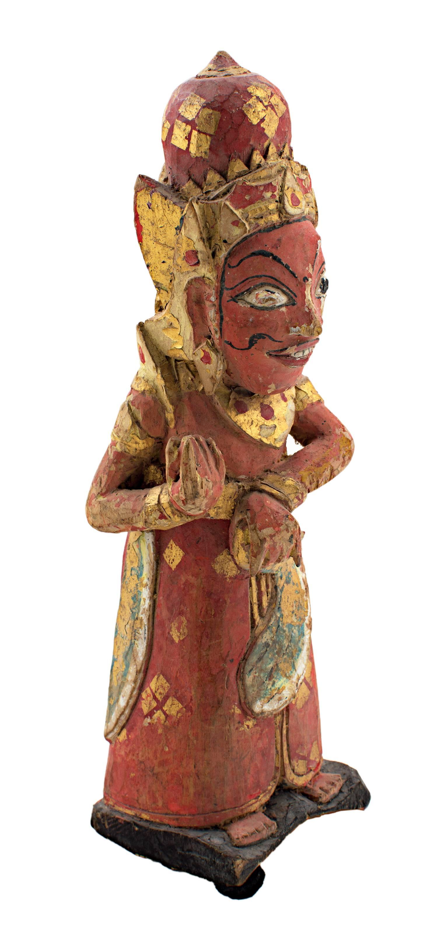 Handgeschnitztes indonesisches Holzoberteil mit dekorativem Sockel, geschnitztes, bemaltes Holz – Sculpture von Unknown