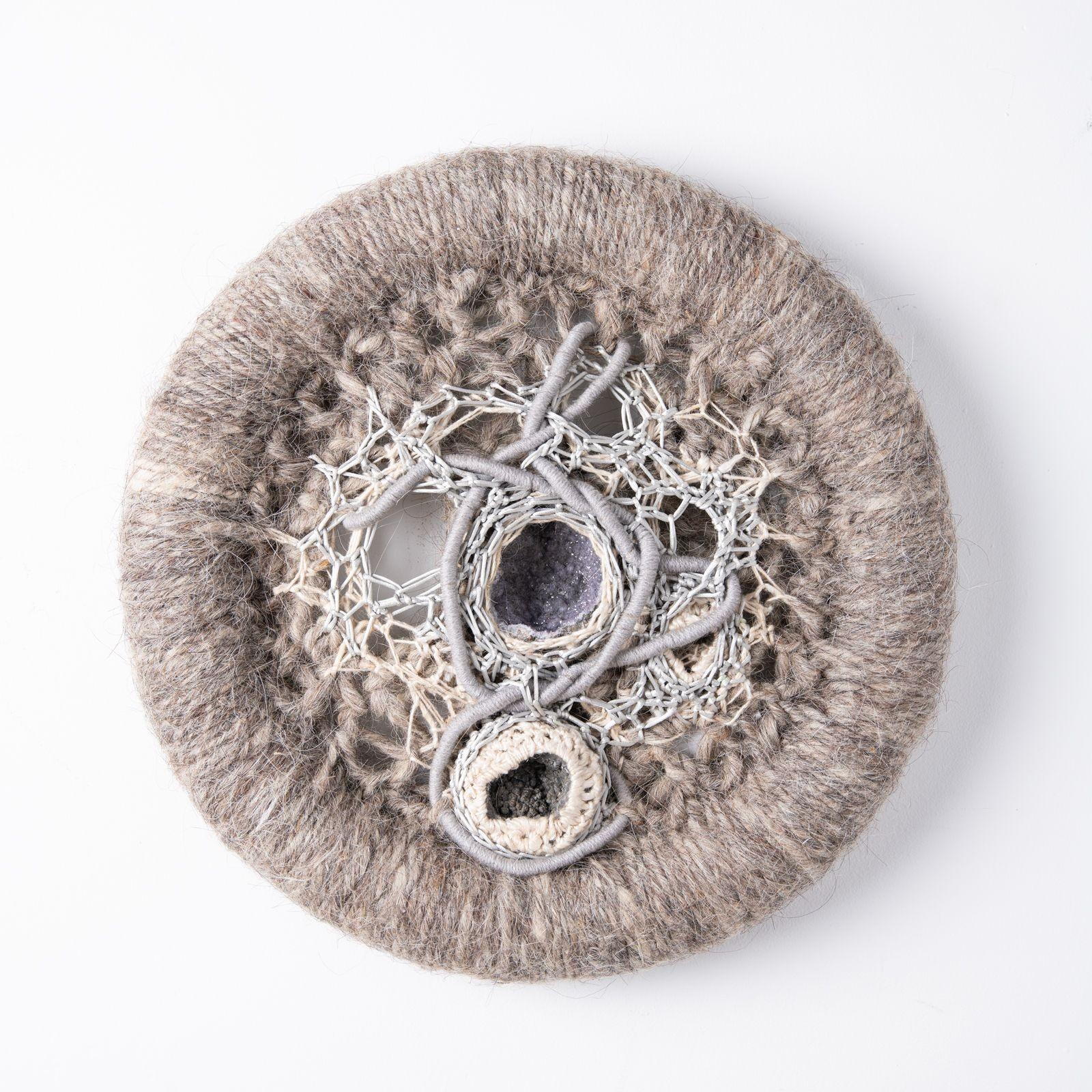 Opera d'arte tessile tessuta a mano con pietre preziose incastonate della fiber artist Barbara Coburn