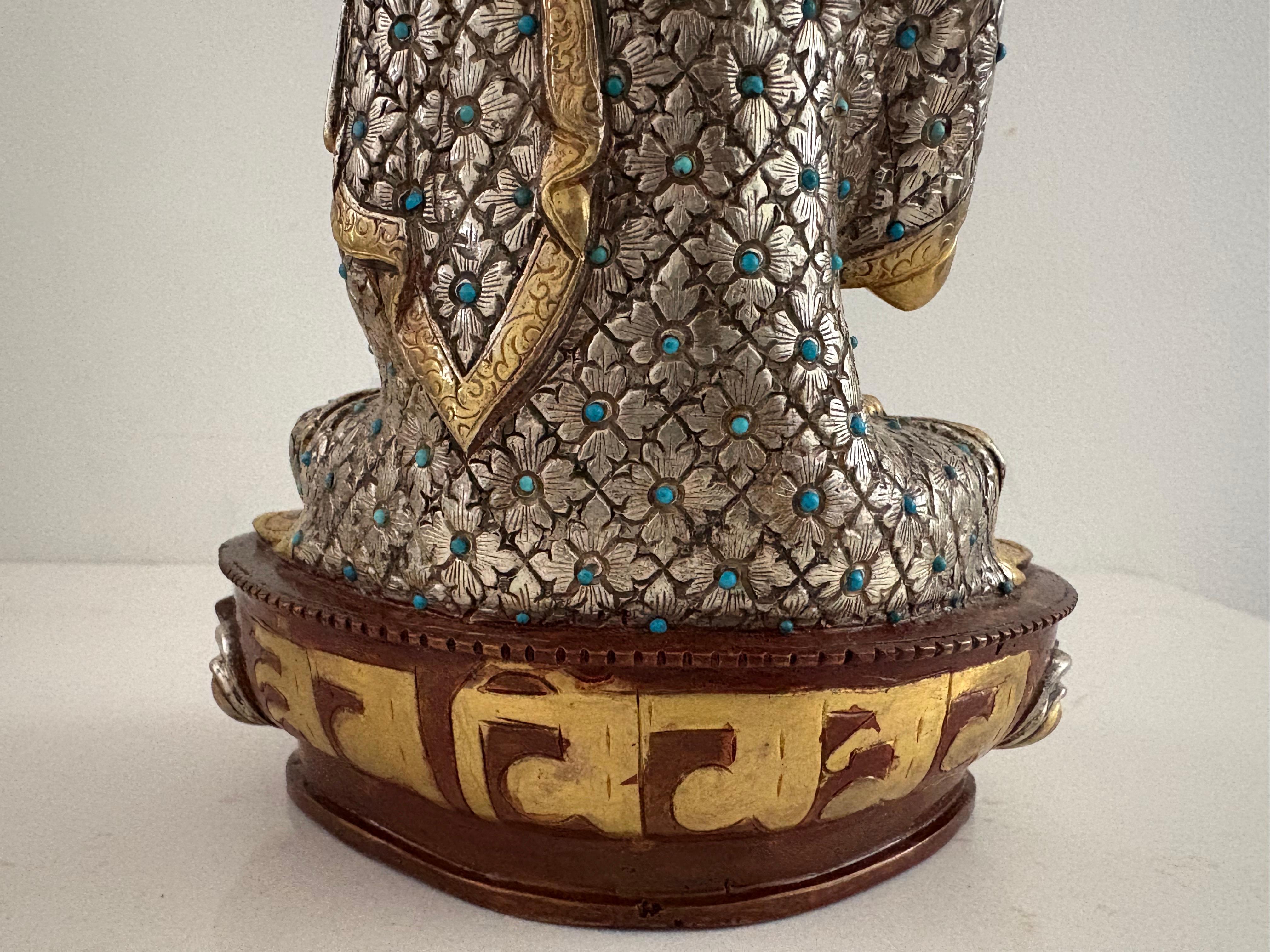 Statue de cinq bouddhas en or et argent fabriquée à la main selon le procéd�é de la cire perdue en vente 2