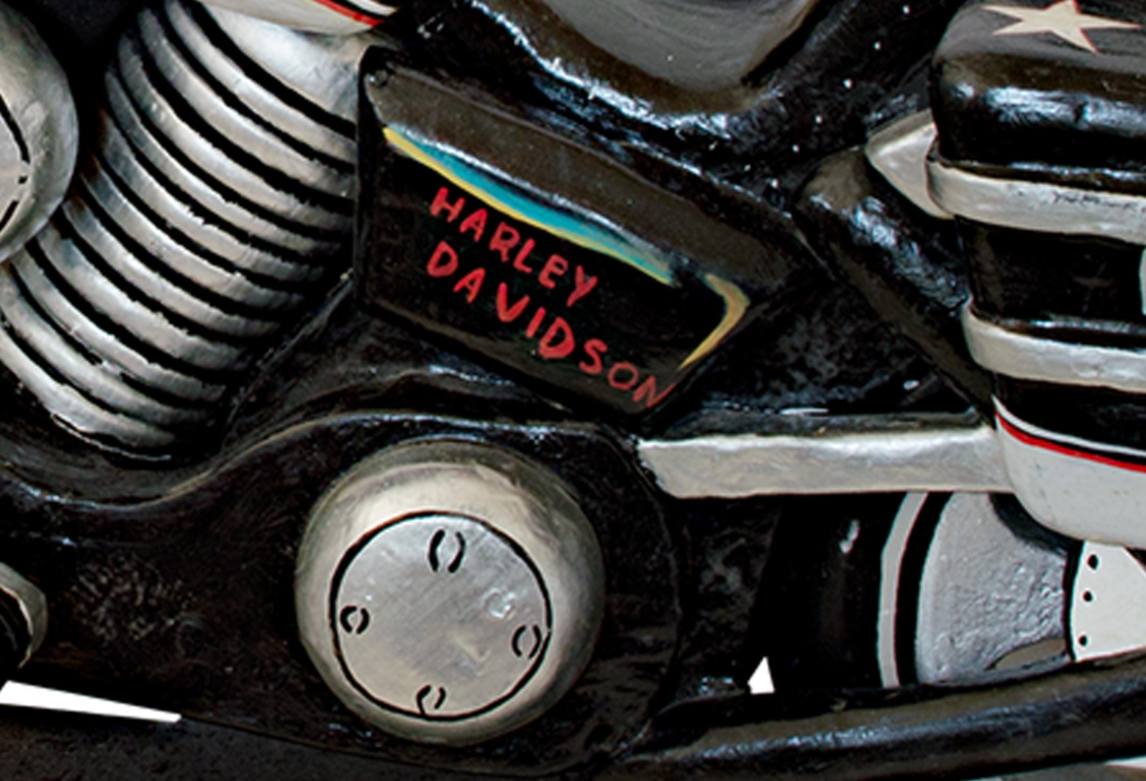 Sculpture en bois sculpté peinte à la main « Harley Davidson » d'un artiste inconnu en vente 2