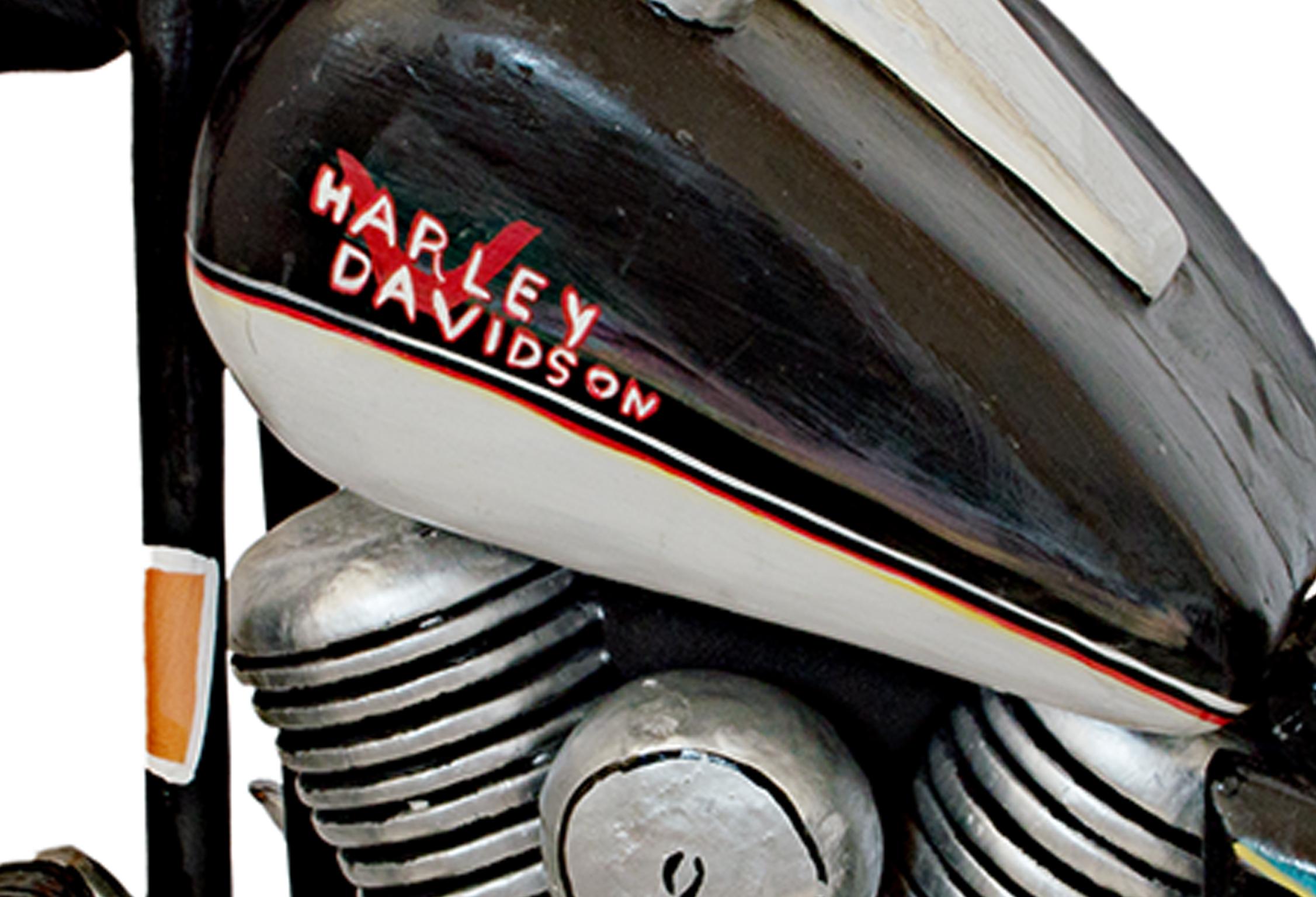 Sculpture en bois sculpté peinte à la main « Harley Davidson » d'un artiste inconnu en vente 4