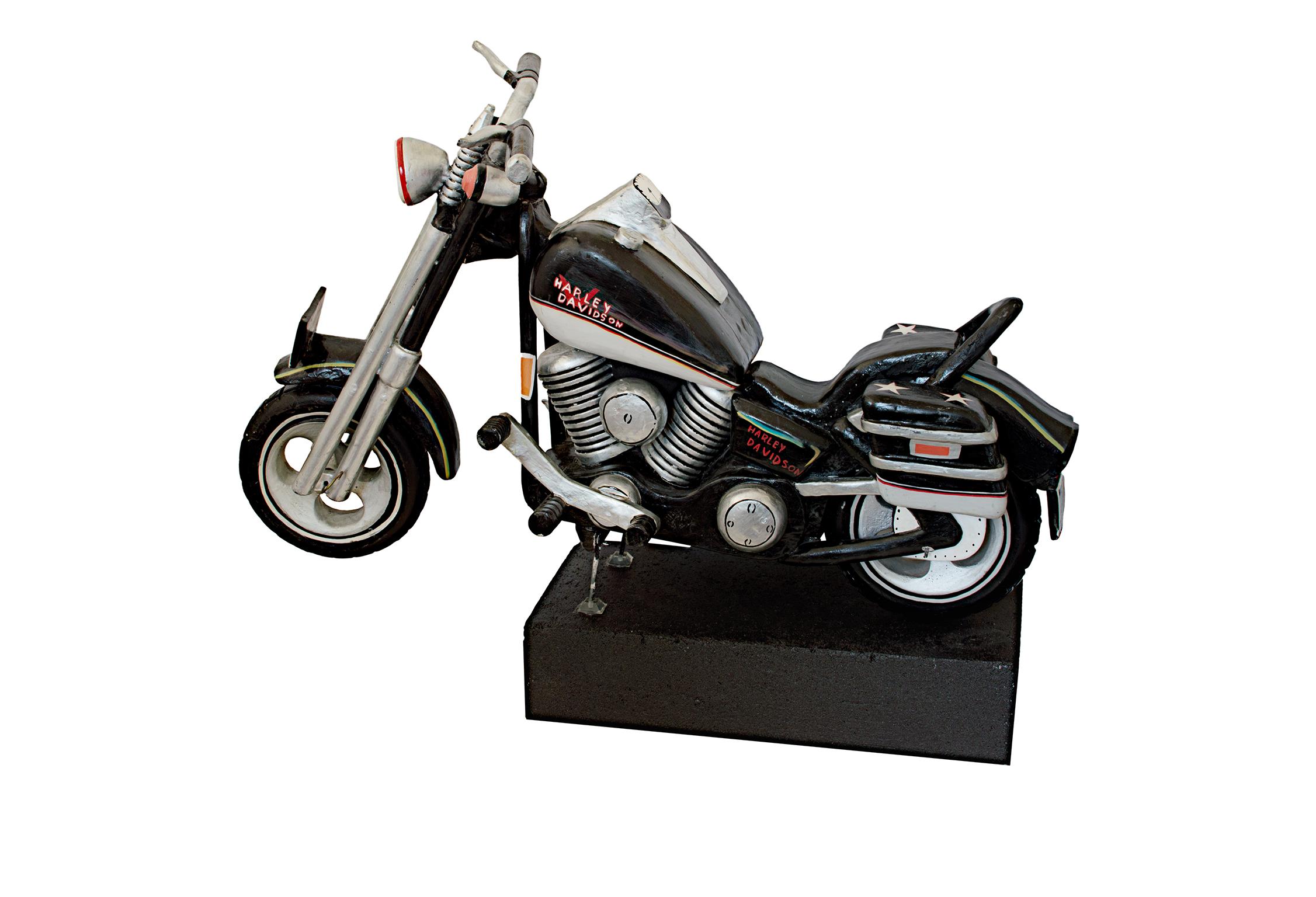 Cette sculpture est une moto Harley Davidson en bois sculpté. Il a été créé par un artiste folklorique inconnu et a été fabriqué au 20e siècle. 
