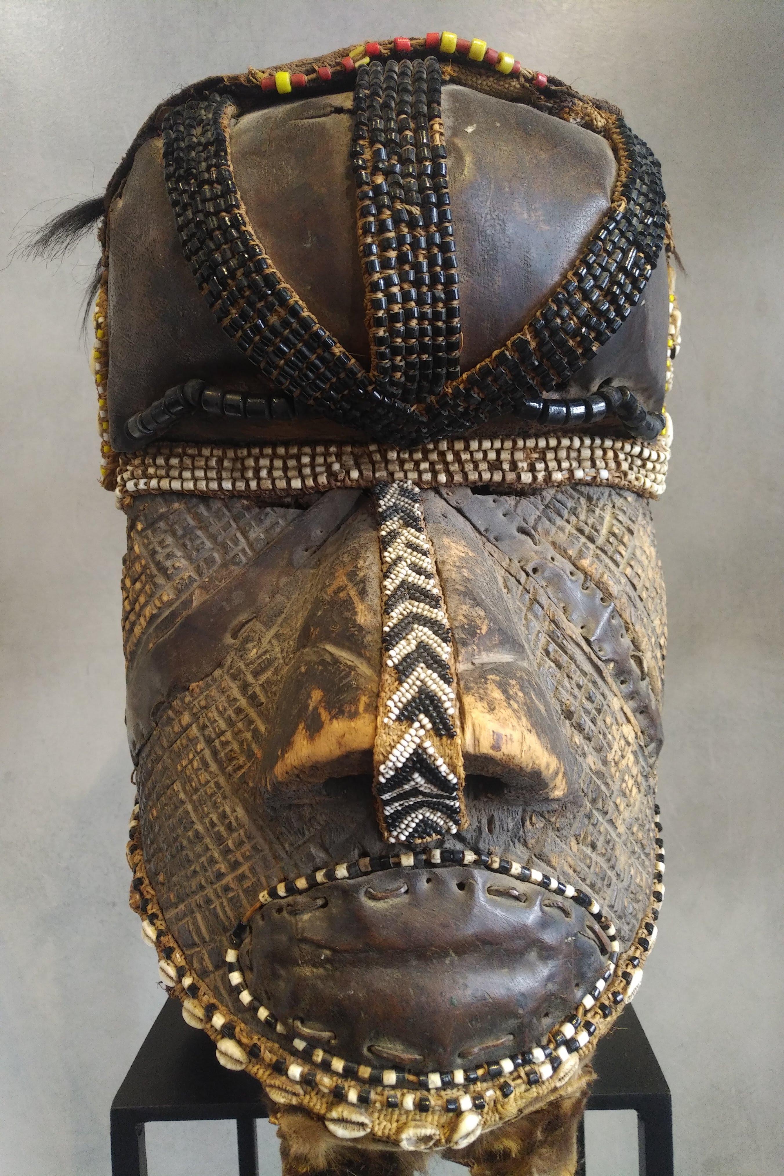 Kingdom KUBA, CONGO RDC.
Wood, copper, glass beads, cowrie, textile.
Mask anthropomorphic helm said mask 