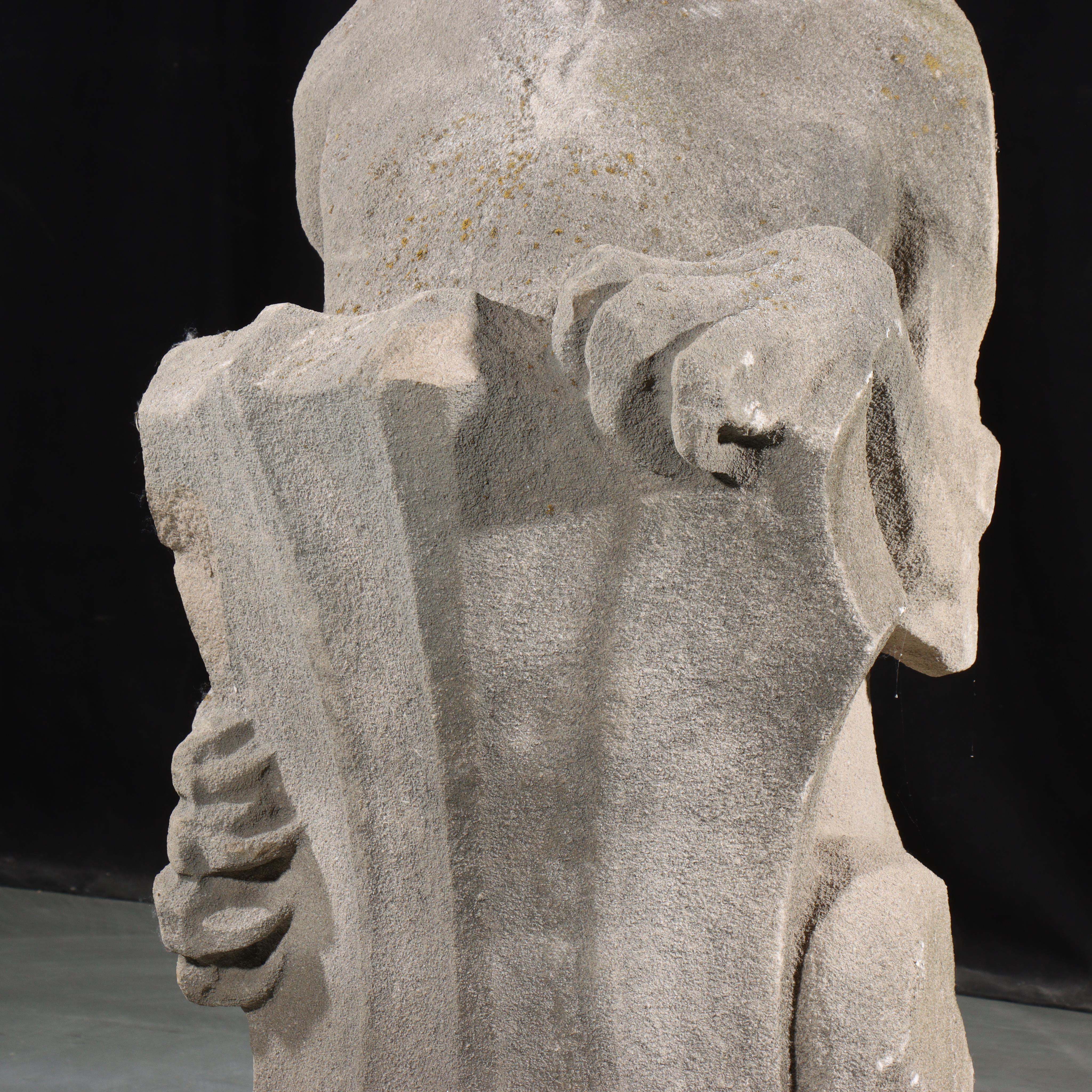 Heraldischer Löwenwächter; Ganzkörper-Gargoyle/groteske Bestie mit Schild – Sculpture von Unknown
