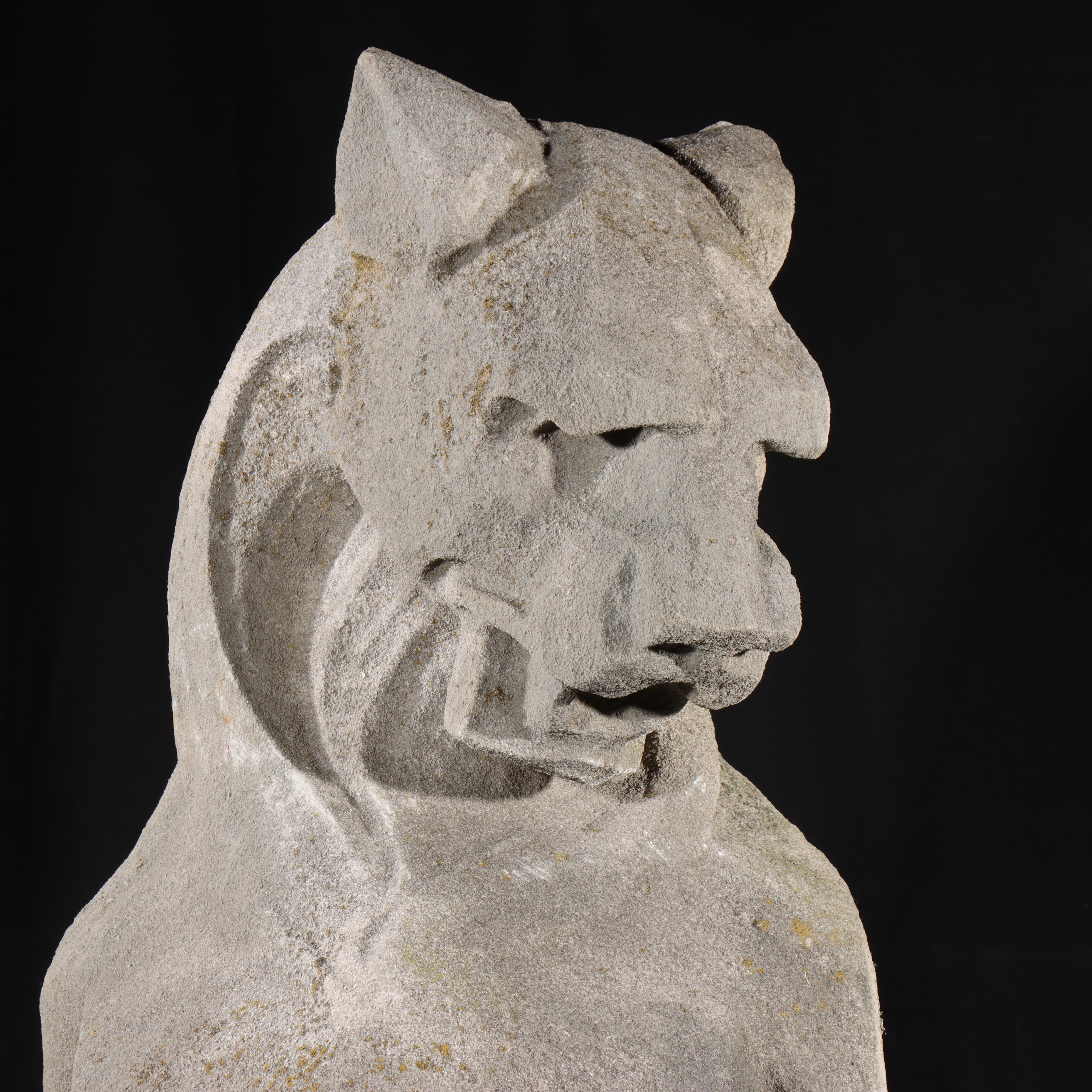 Heraldischer Löwenwächter; Ganzkörper-Gargoyle/groteske Bestie mit Schild (Gotisch), Sculpture, von Unknown
