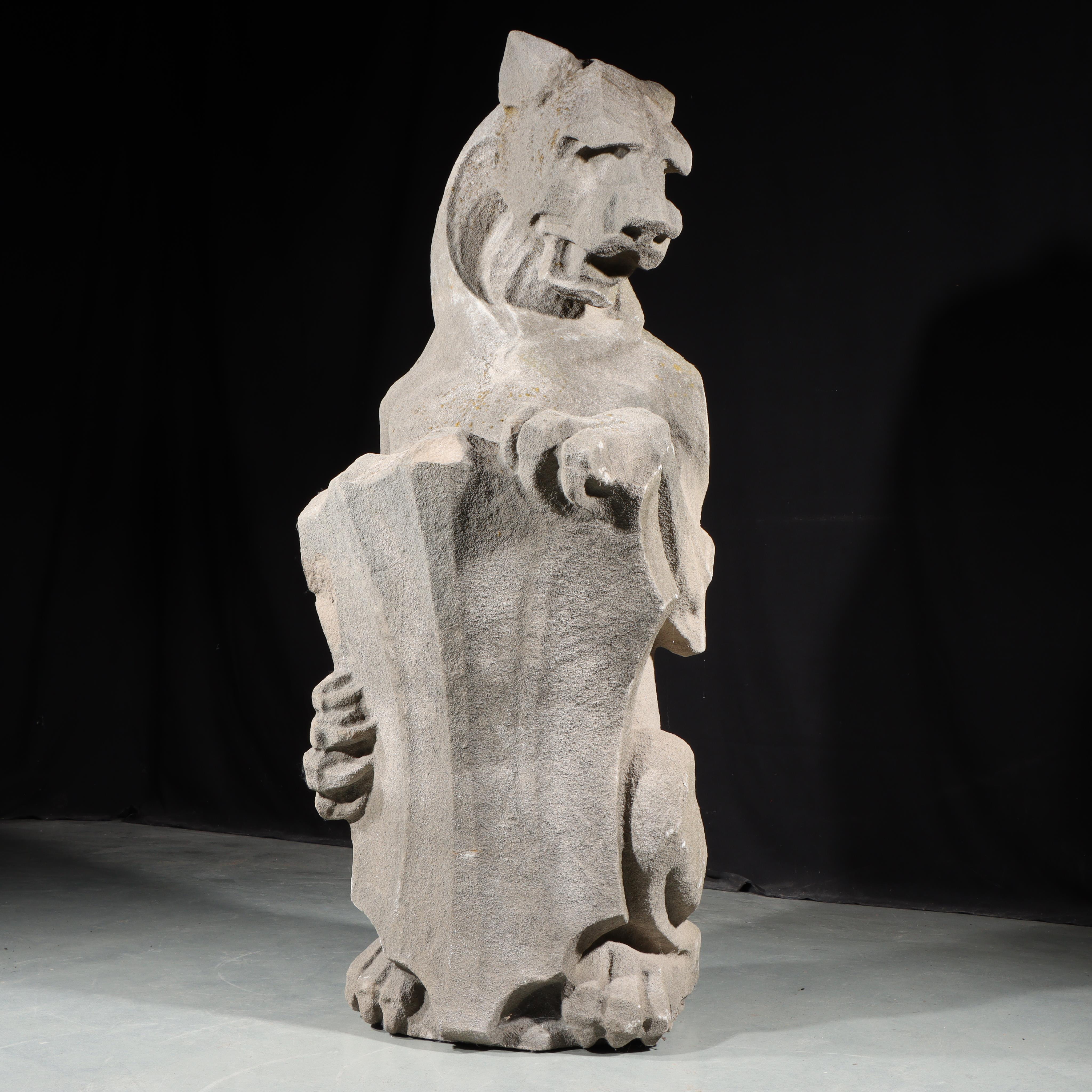 Heraldischer Löwenwächter; Ganzkörper-Gargoyle/groteske Bestie mit Schild im Angebot 2