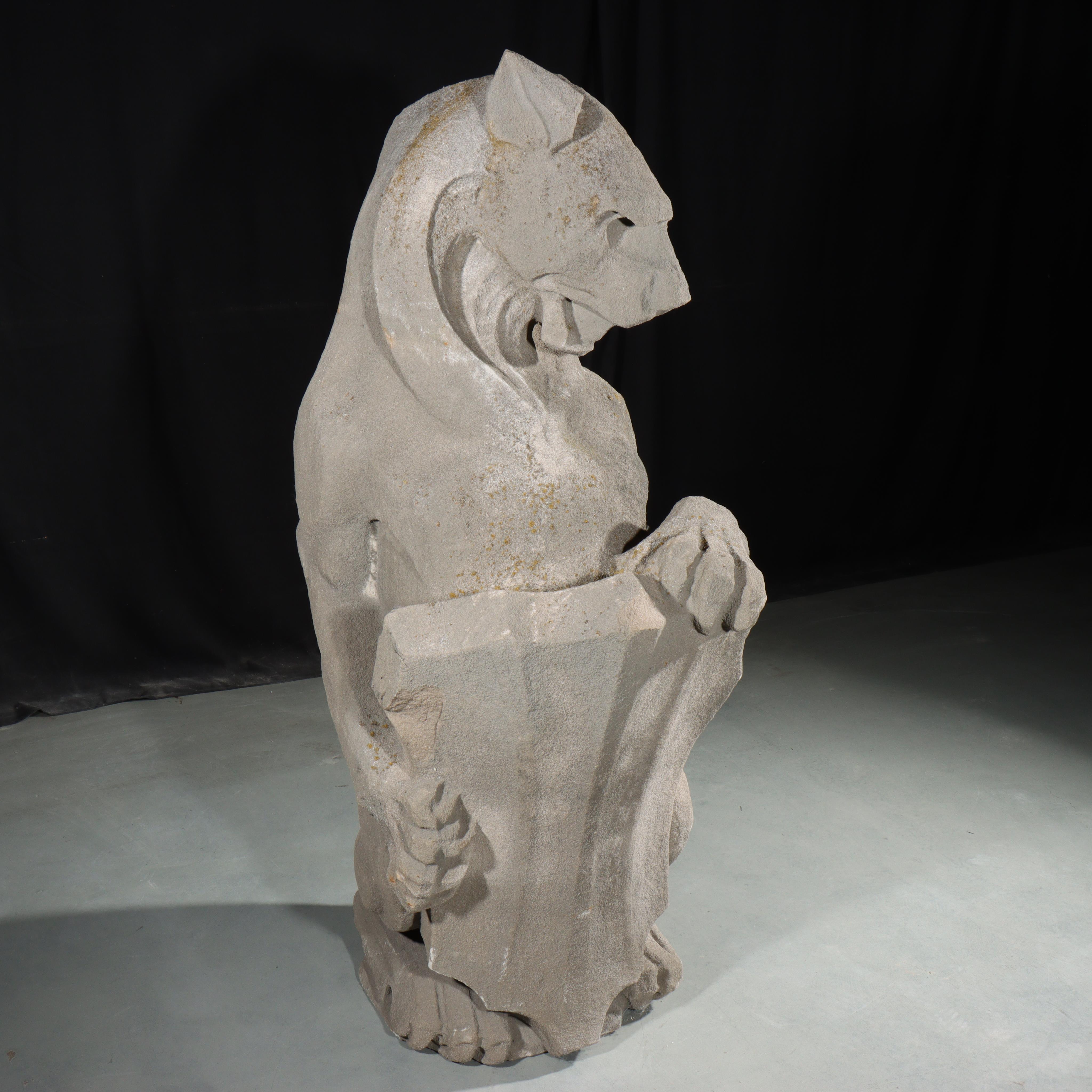 Heraldischer Löwenwächter; Ganzkörper-Gargoyle/groteske Bestie mit Schild im Angebot 3