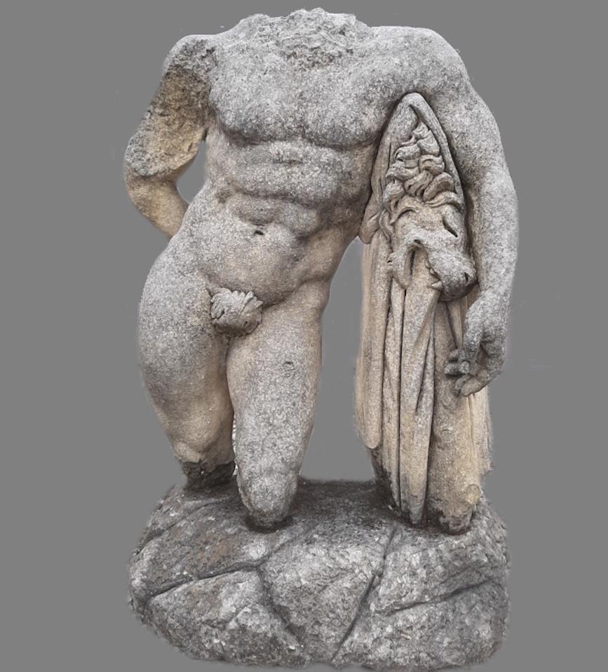  Klassische italienische Steinskulptur des klassischen Torso von Herkules  mit Sockel (Grau), Nude Sculpture, von Unknown