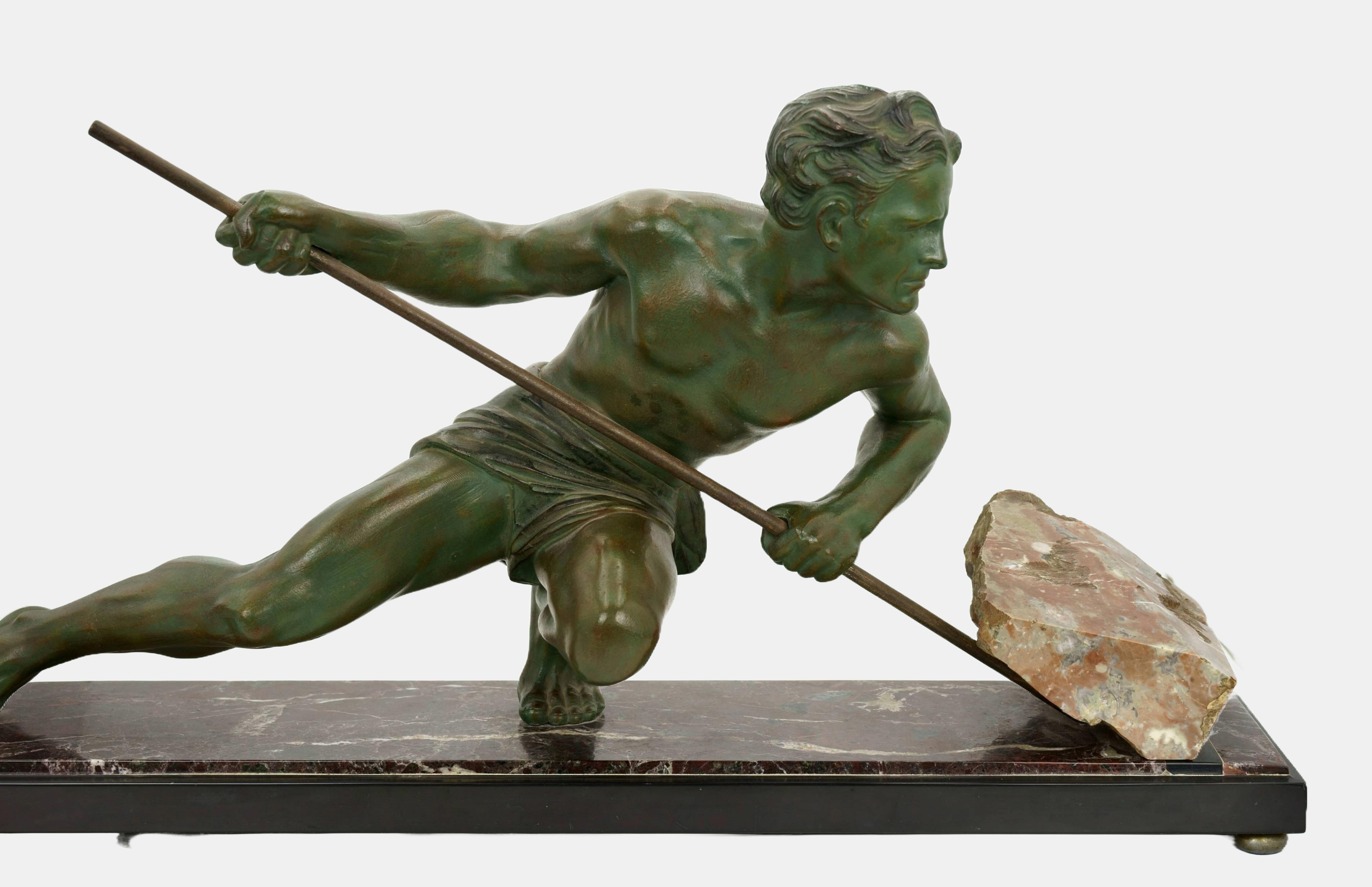 Trabajador heroico levantando un peñasco / - Héroe Moderno - - Sculpture de Unknown