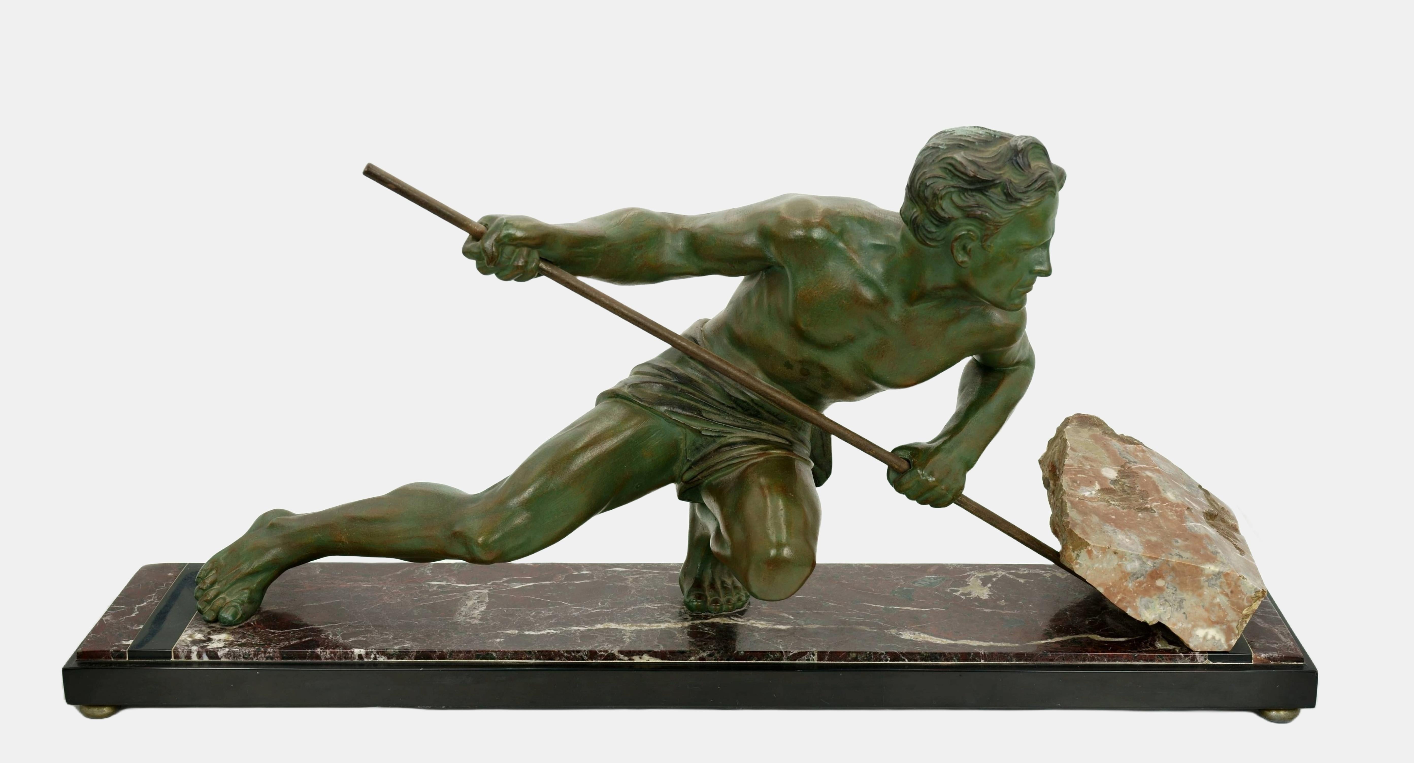 Trabajador heroico levantando un peñasco / - Héroe Moderno - - Sculpture Art Decó de Unknown