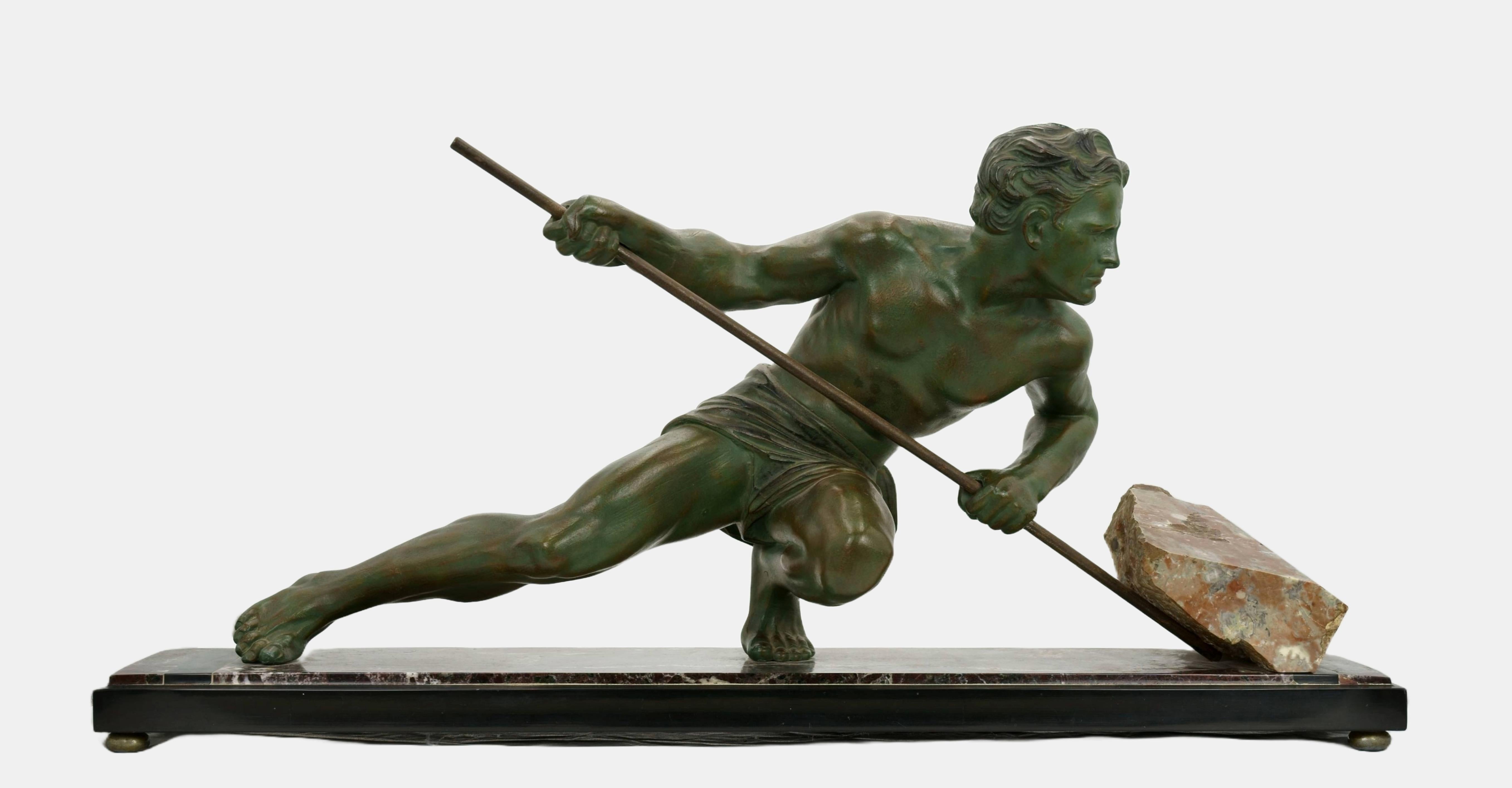 Trabajador heroico levantando un peñasco / - Héroe Moderno - - Figurative Sculpture Gris de Unknown