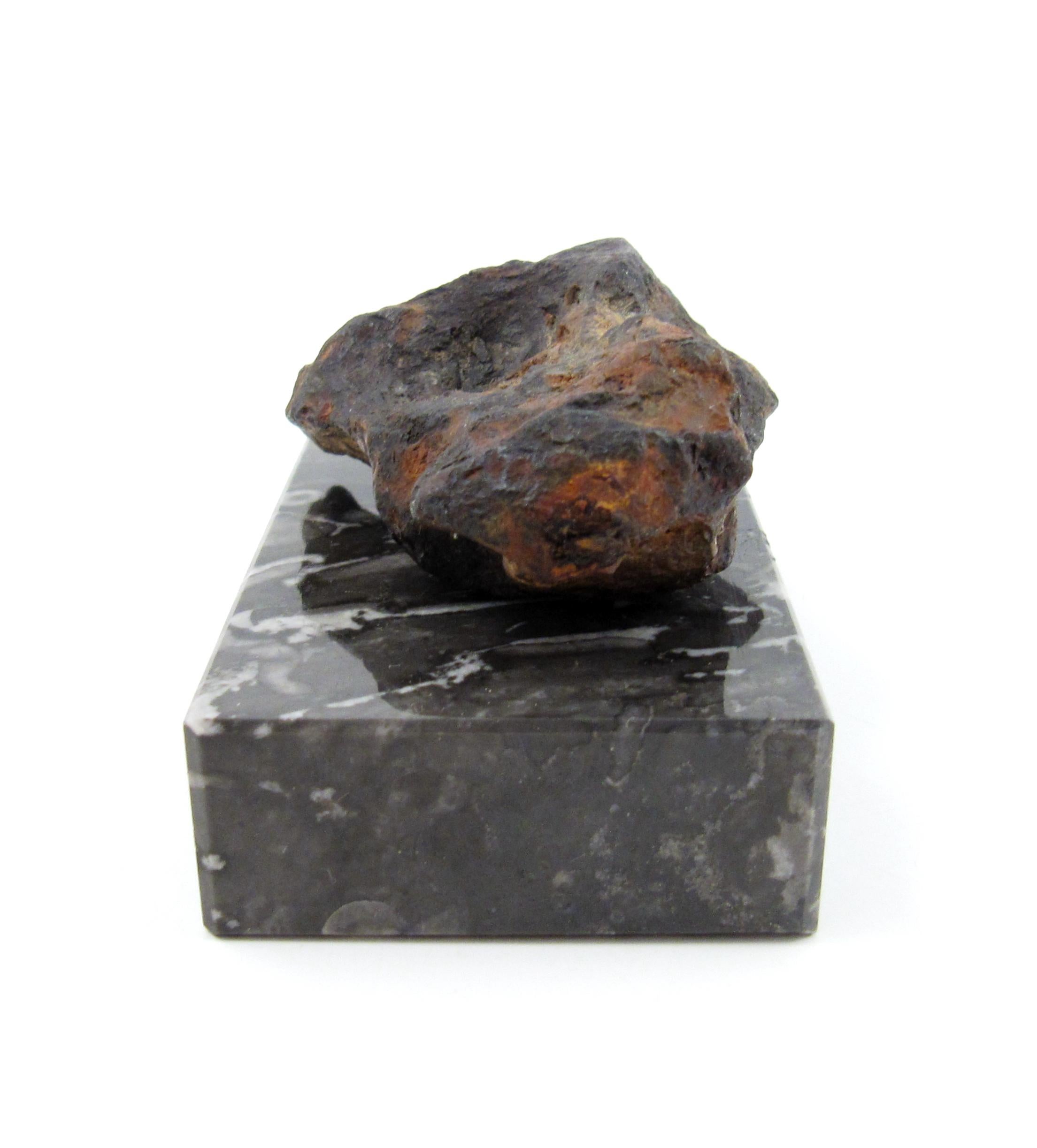 Meteorite Twannberg 128 grammes en forme de fer hexahedrite suisse façonné par la nature TW 1253  - Abstrait Art par Unknown