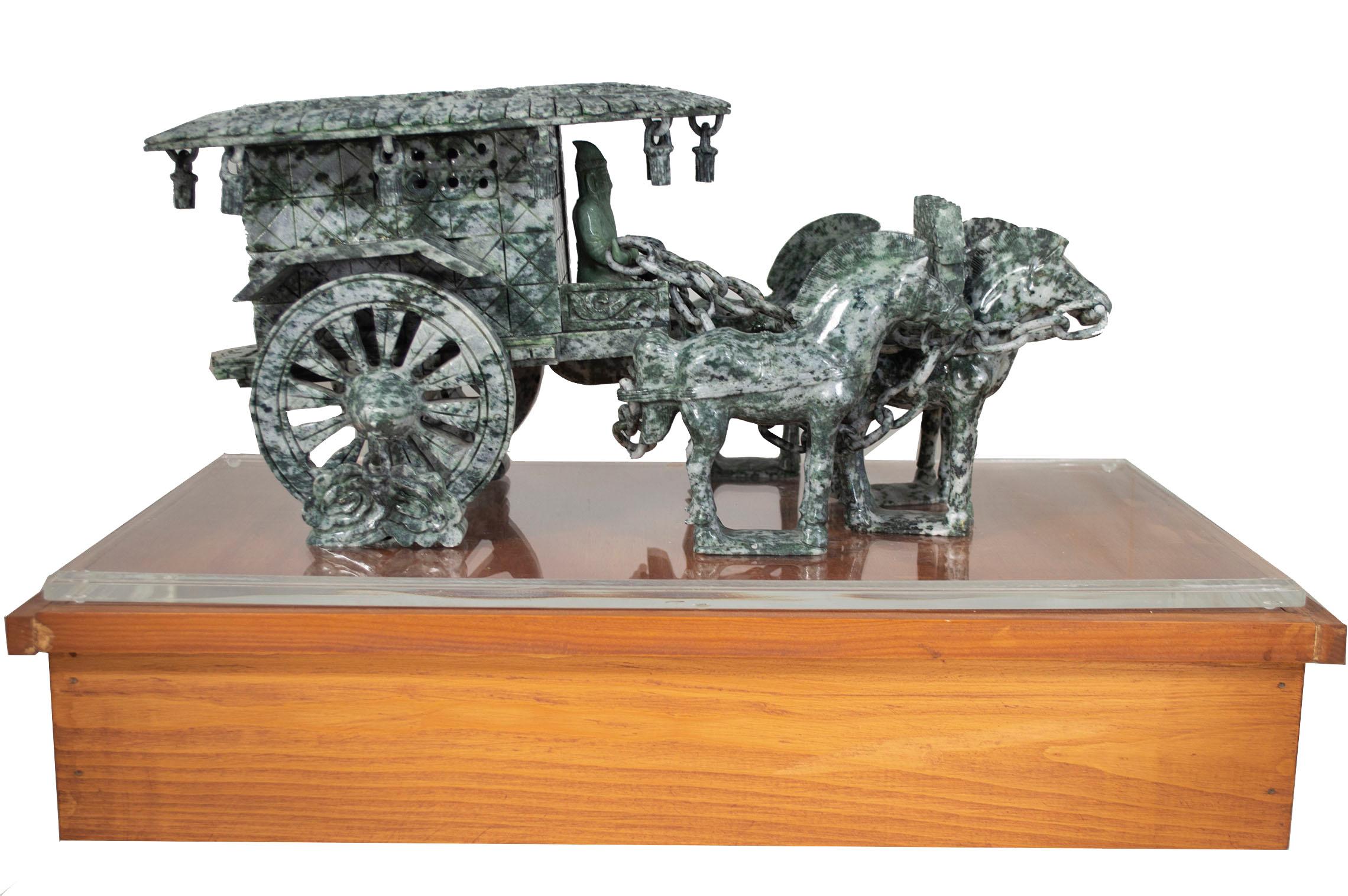 „Horse Carriage“, handgeschnitzte Jaguar-Jade aus China während des 20. Jahrhunderts – Sculpture von Unknown