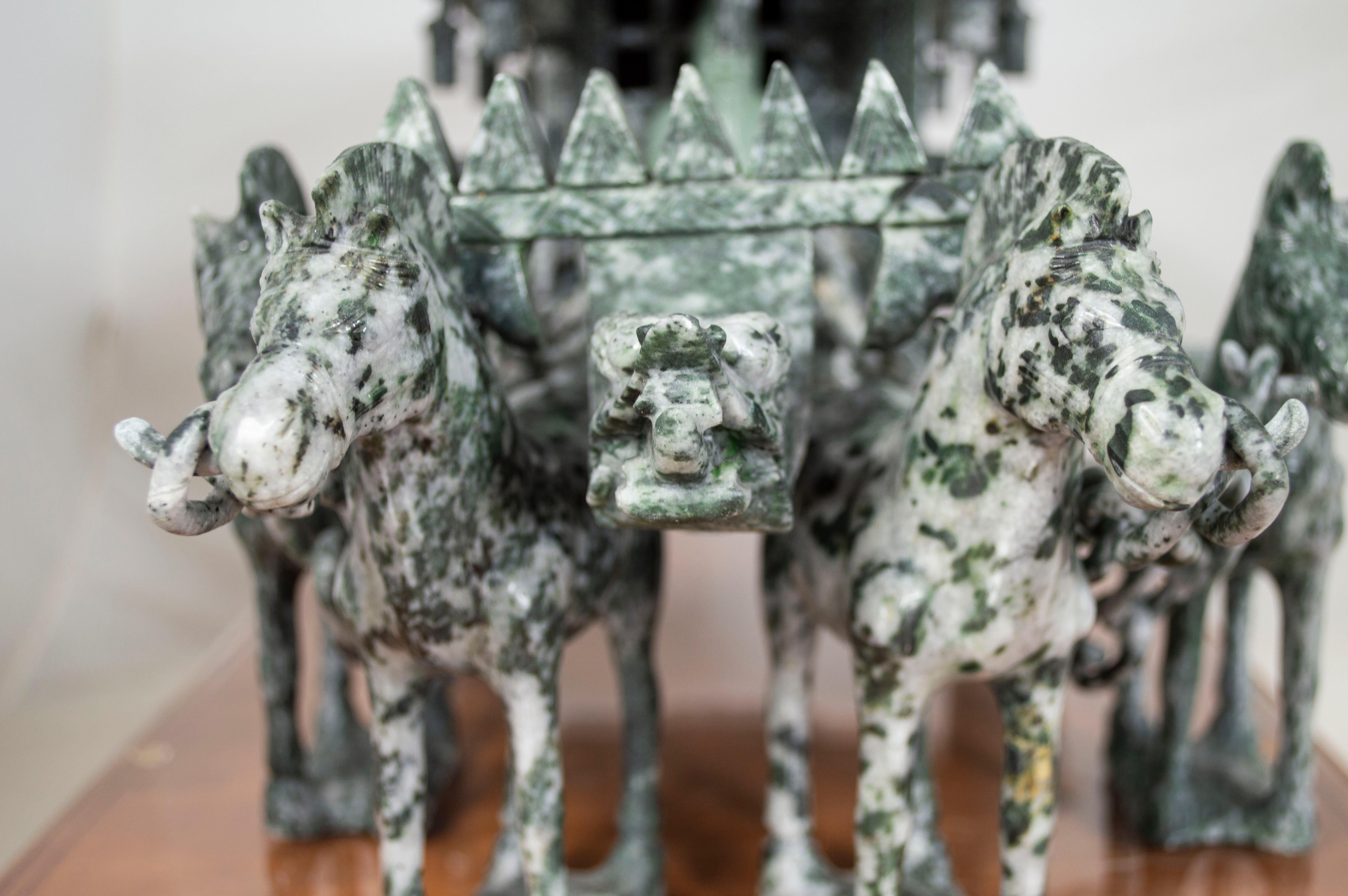 „Horse Carriage“, handgeschnitzte Jaguar-Jade aus China während des 20. Jahrhunderts im Angebot 2