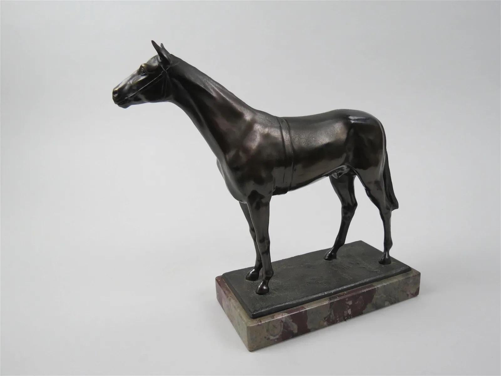 Pferd – Sculpture von Unknown