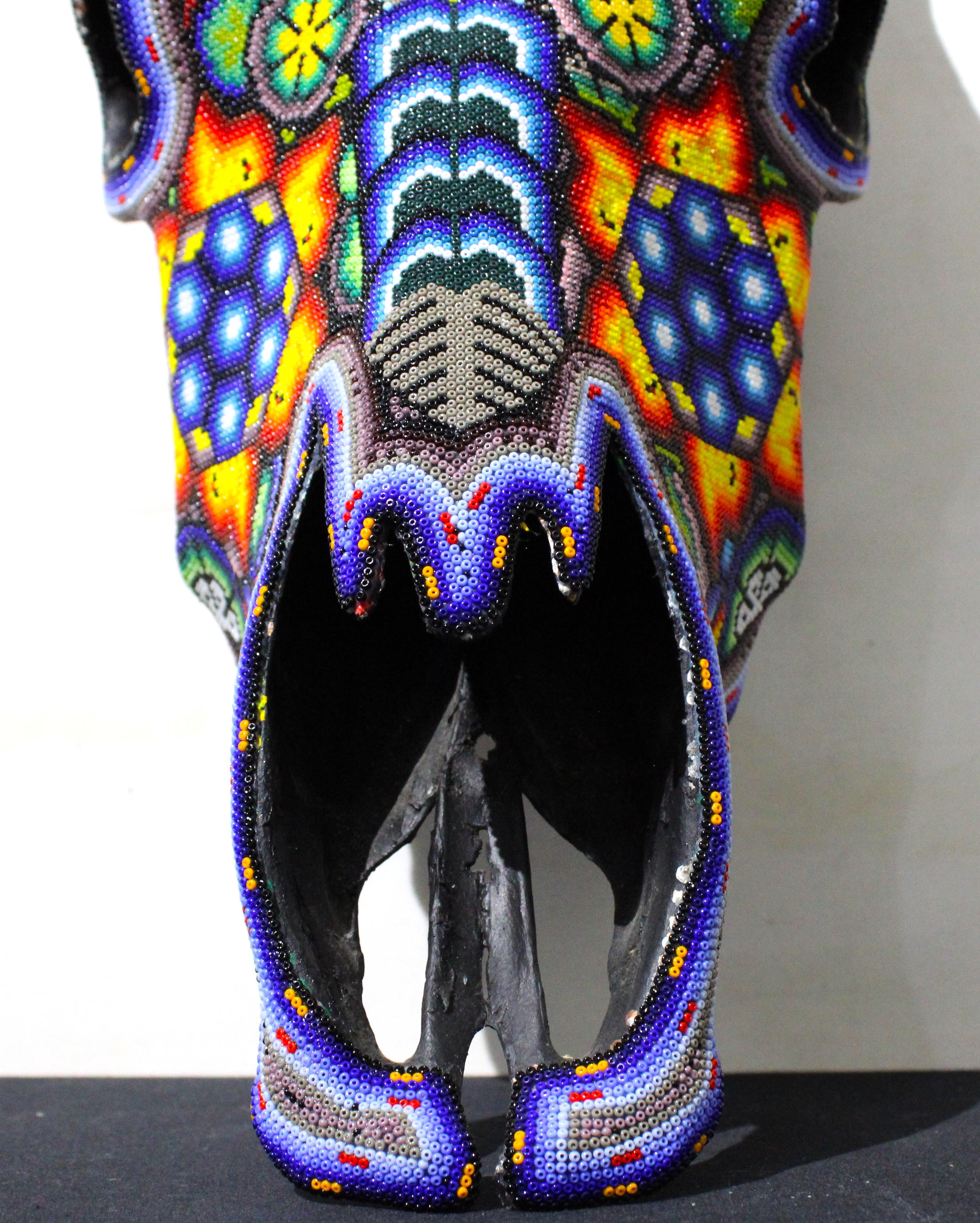 CRANIO DI TORO HUICHOL. . . . . - Figurative Sculpture Nero di Unknown