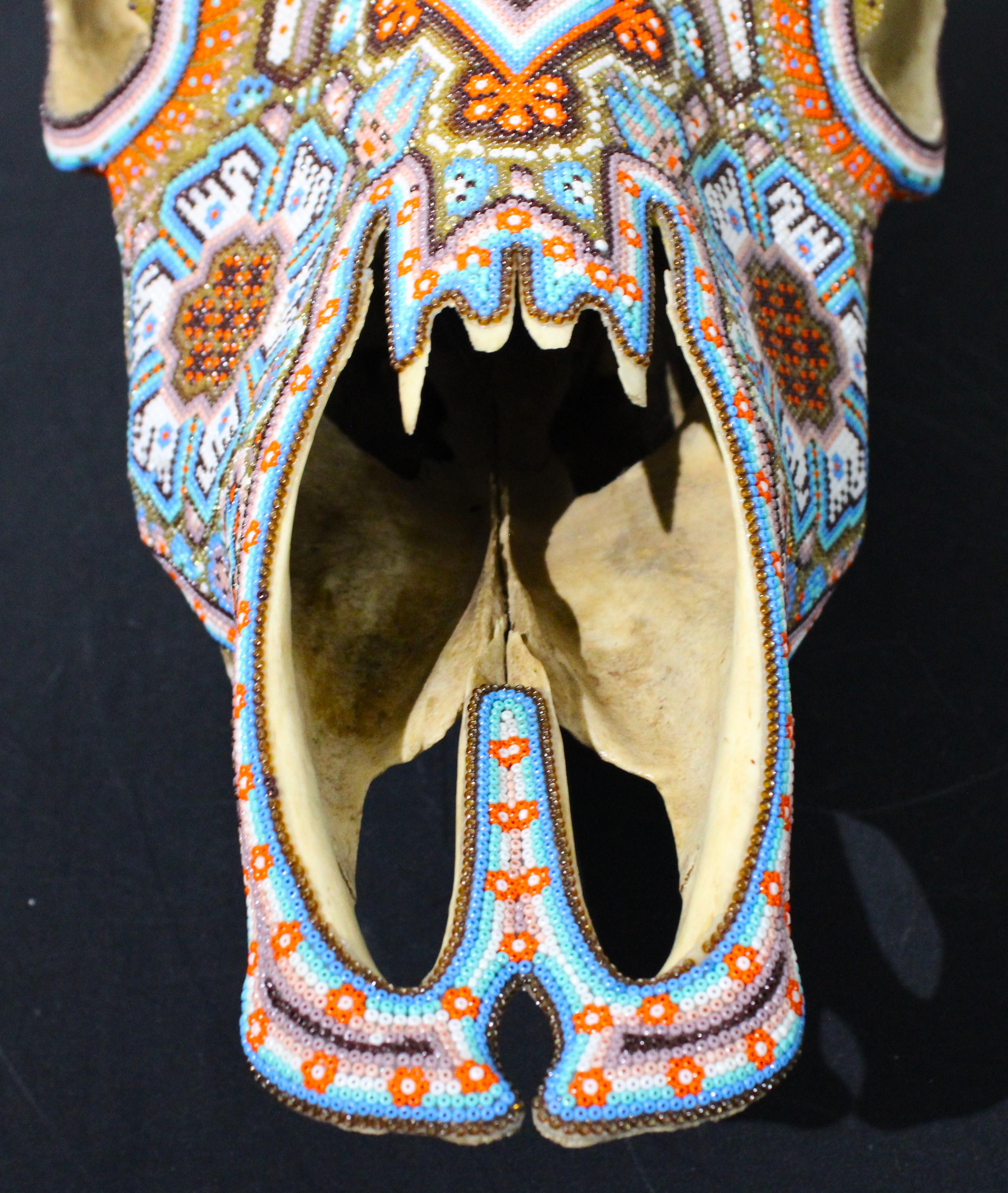 CRANIO DI TORO HUICHOL. . . . . . . - Figurative Sculpture Nero di Unknown