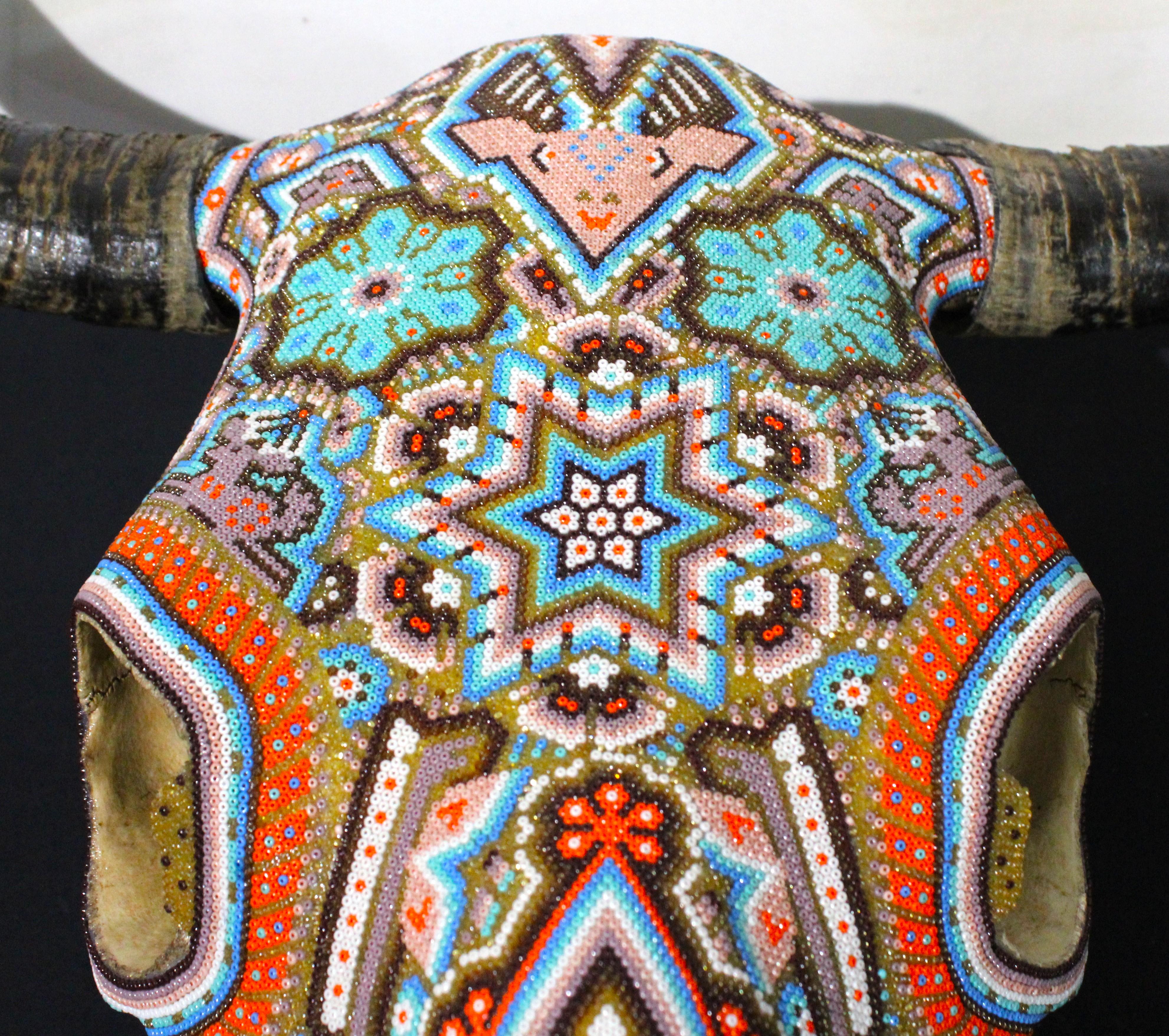 ALTERAZIONE DELL'ARTE . . è un processo di collaborazione tra Rick Wolfryd, artista e mercante d'arte con oltre 40 anni di esperienza, e vari artisti Huichol messicani e studi d'arte Huichol messicani da cui Rick è stato attratto dopo oltre 10 anni