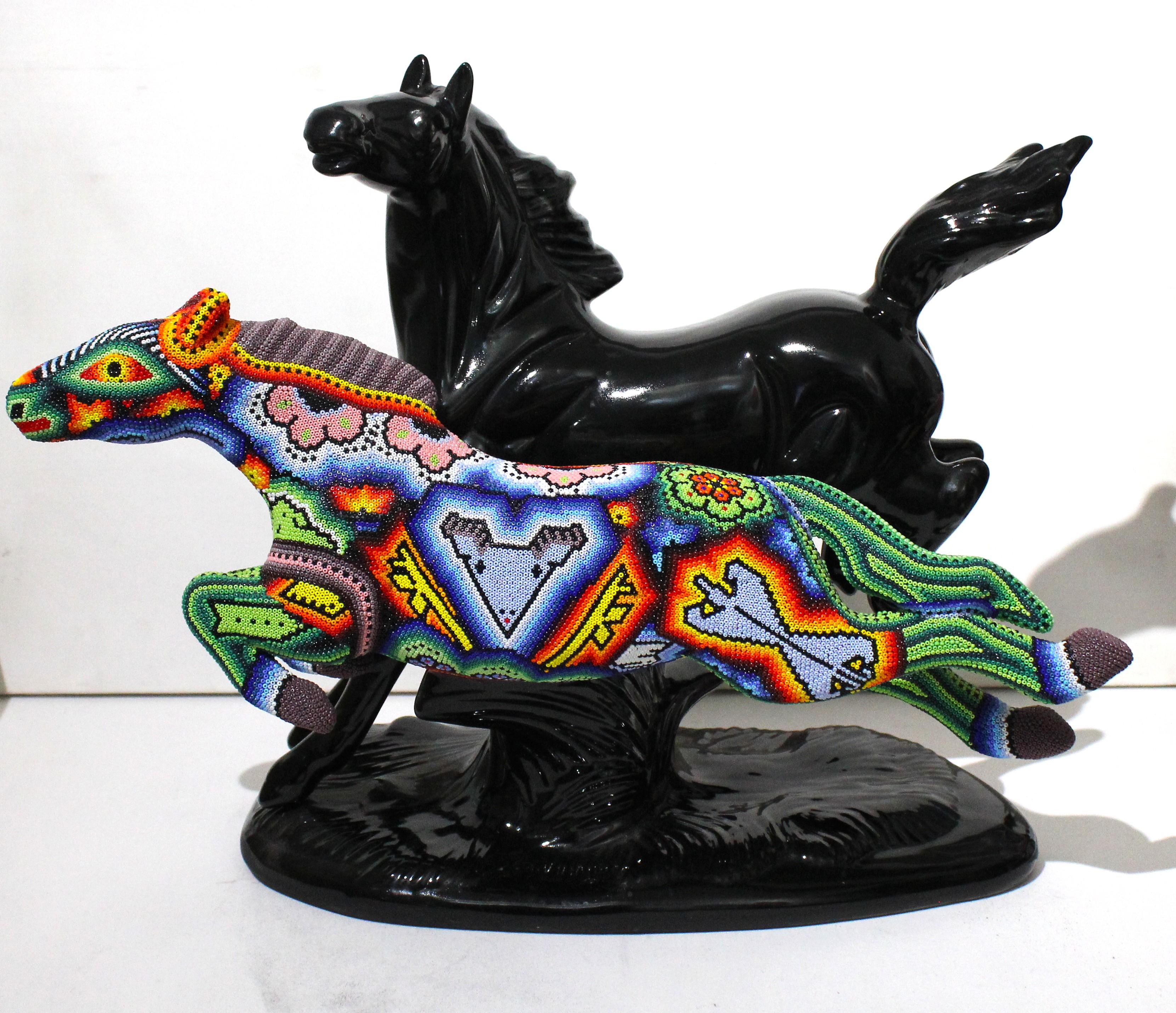 Figurative Sculpture de Unknown - CABALLOS DE HUICHOL