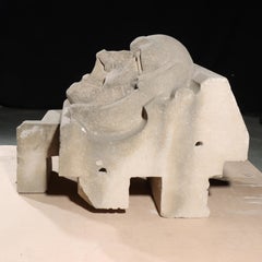 Gargoyle dal volto umano/grottesco che sorride; scultura gotica in pietra calcarea