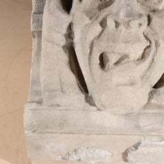 Gargoyle dal volto umano/grottesco che ringhia; scultura gotica in pietra calcarea