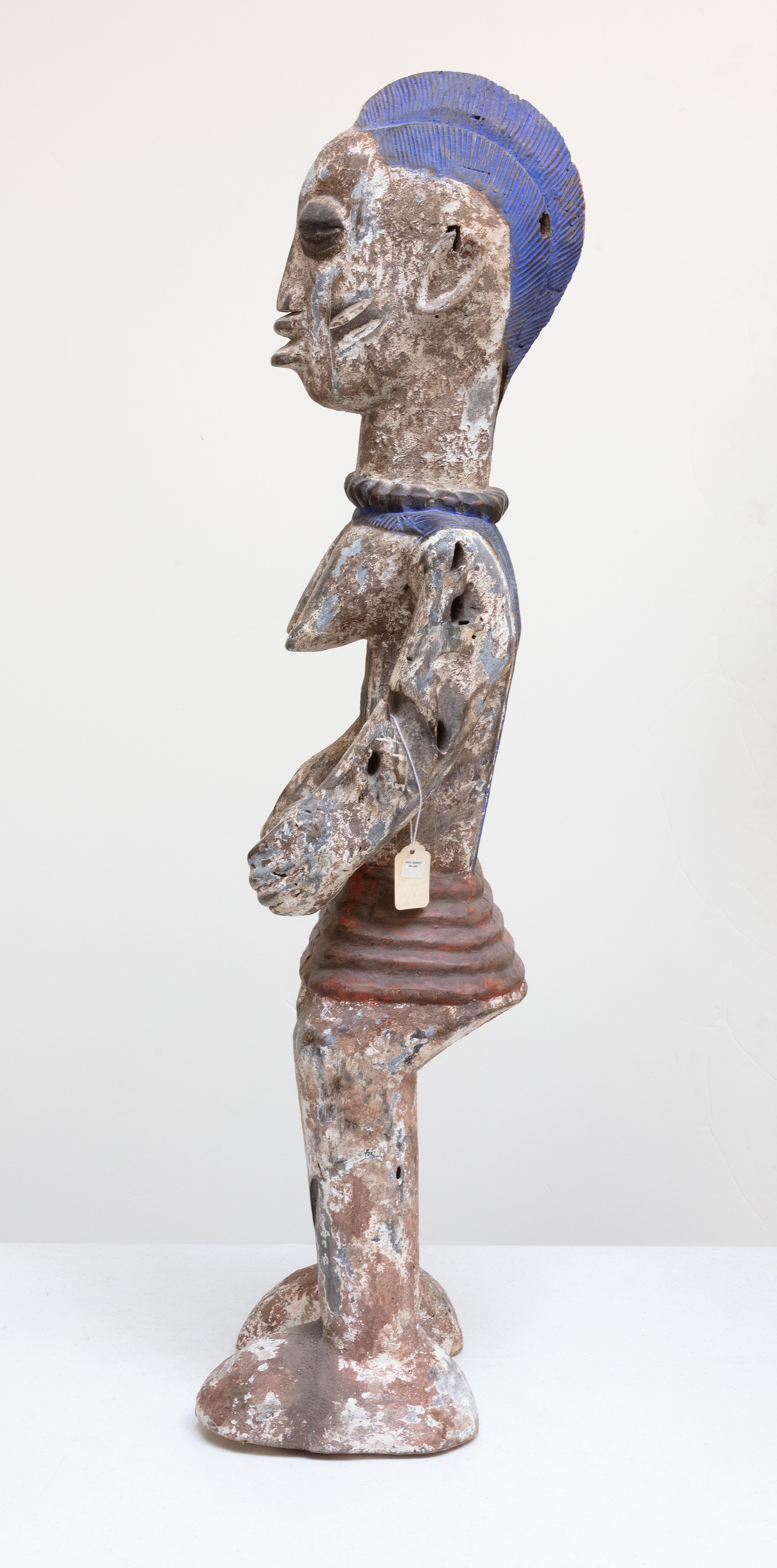 „Idgo Nigeria, weiblicher Ständer, „Holzstatue mit blauem und weißem Pigment – Sculpture von Unknown