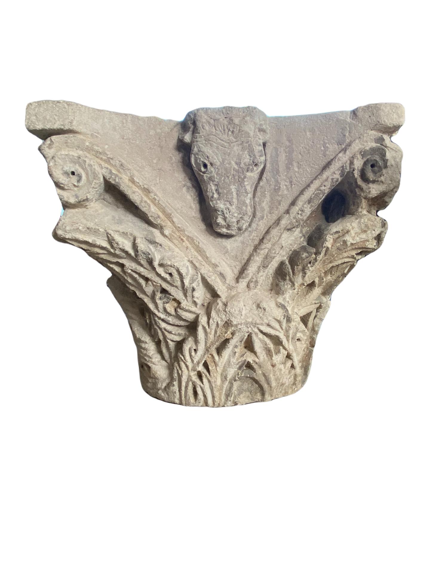Important Romanesque capital - Sculpture by Unknown