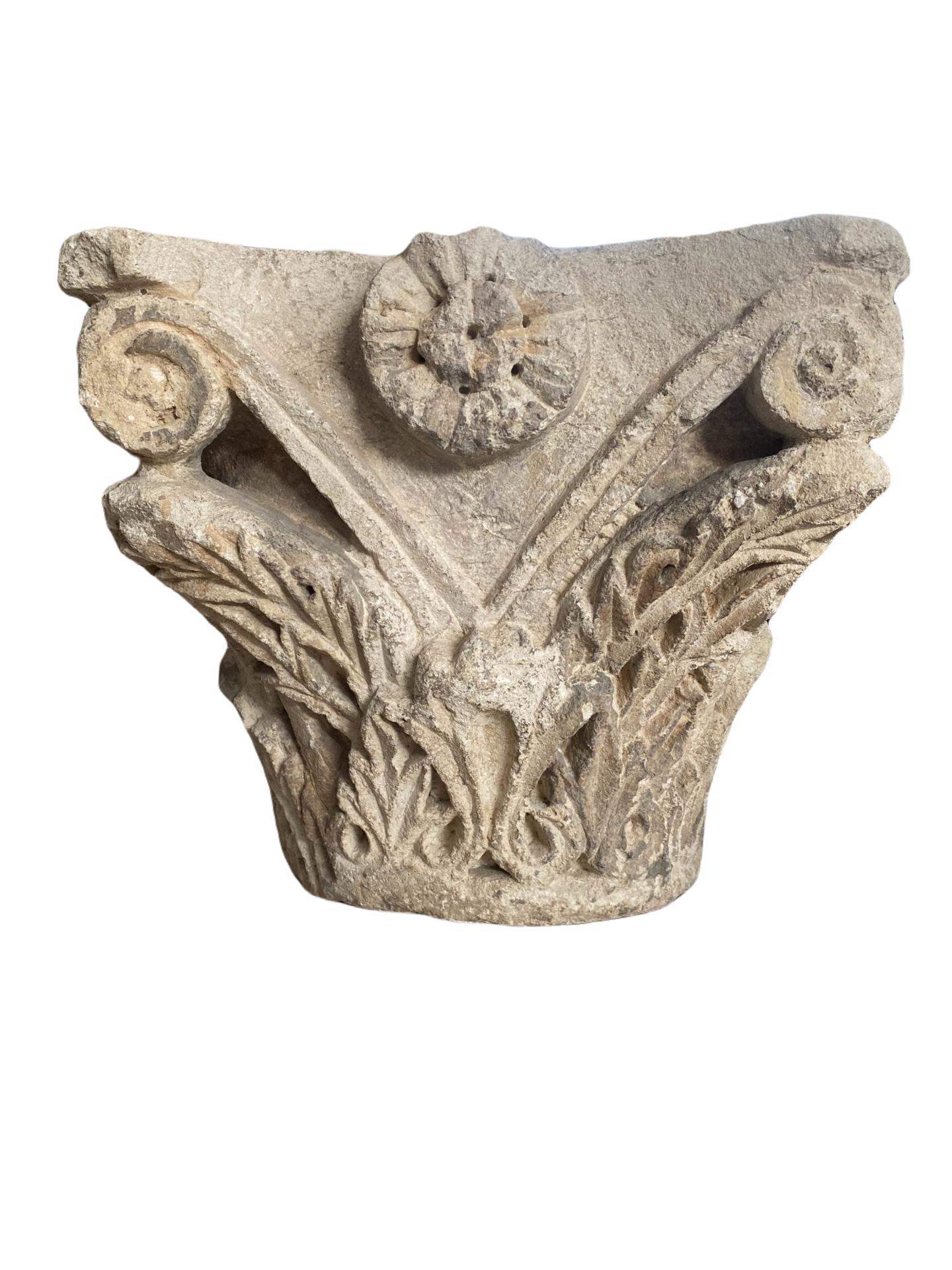 Importante capitale romaine - Médiéval Sculpture par Unknown