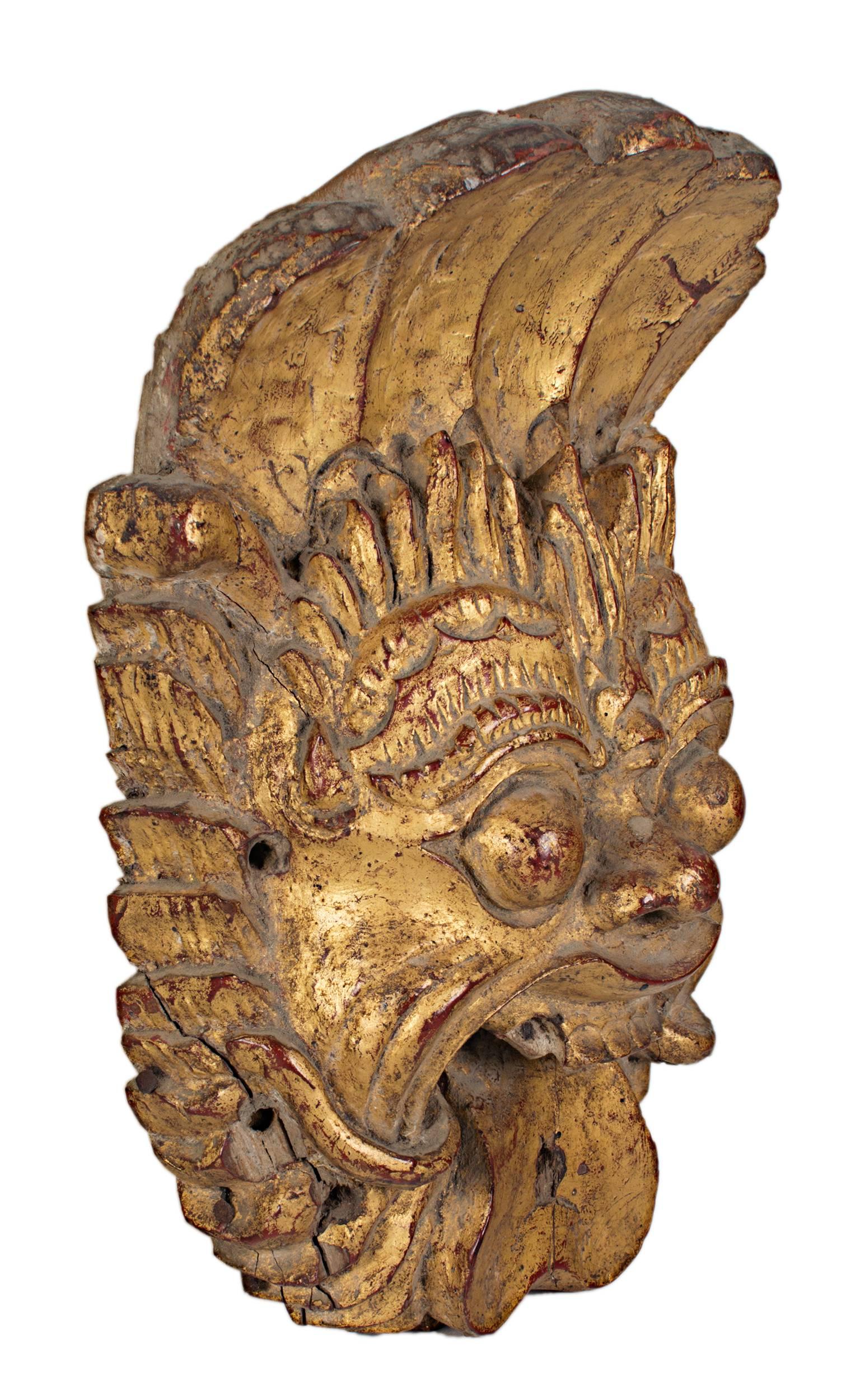 « Masque indonésien », bois avec feuille d'or d'un homme souriant - Artisanat Sculpture par Unknown