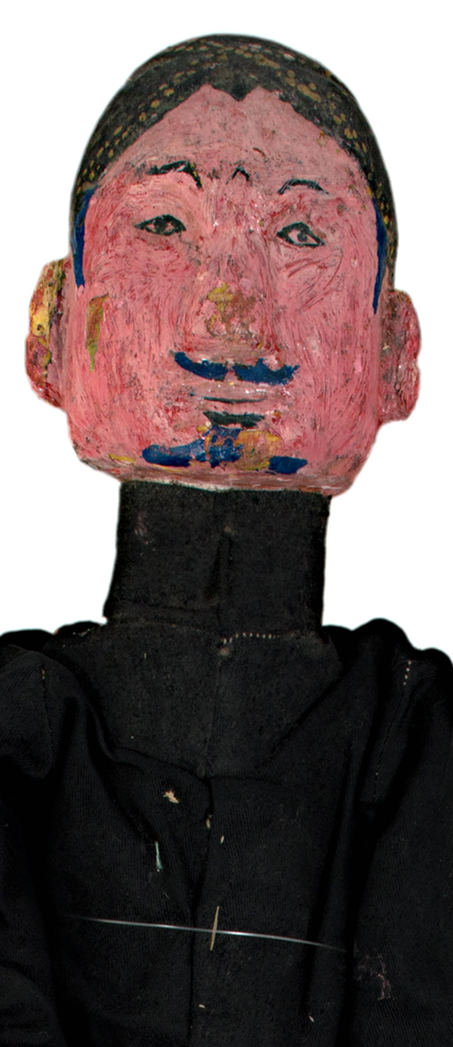 „Indonesische Golek-Puppet (Male),“ Handgefertigt mit geschnitztem, bemaltem Holz und Stoff – Sculpture von Unknown