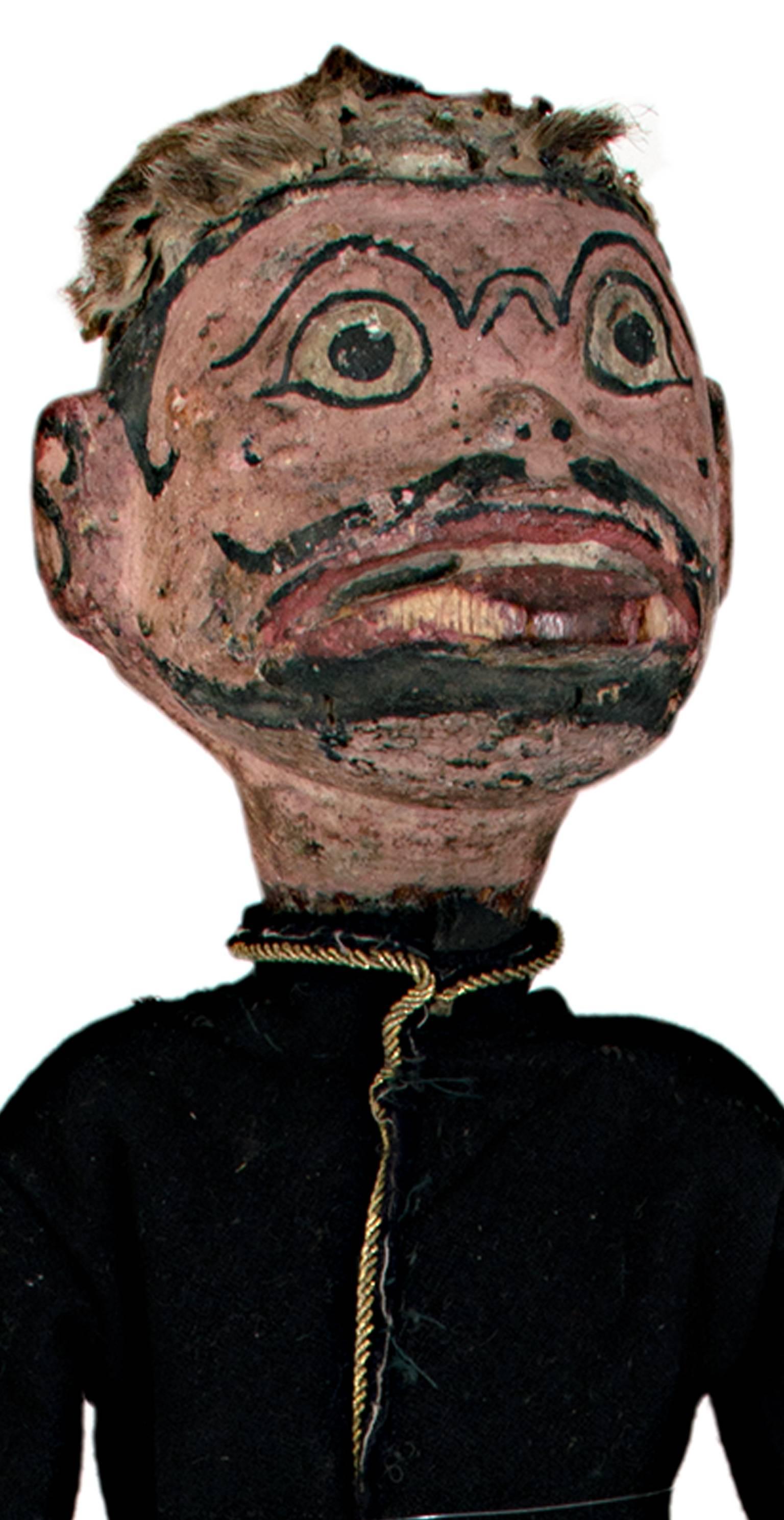 „Indonesische Golek-Puppet (Male),“ Handgefertigt mit geschnitztem, bemaltem Holz und Stoff – Sculpture von Unknown