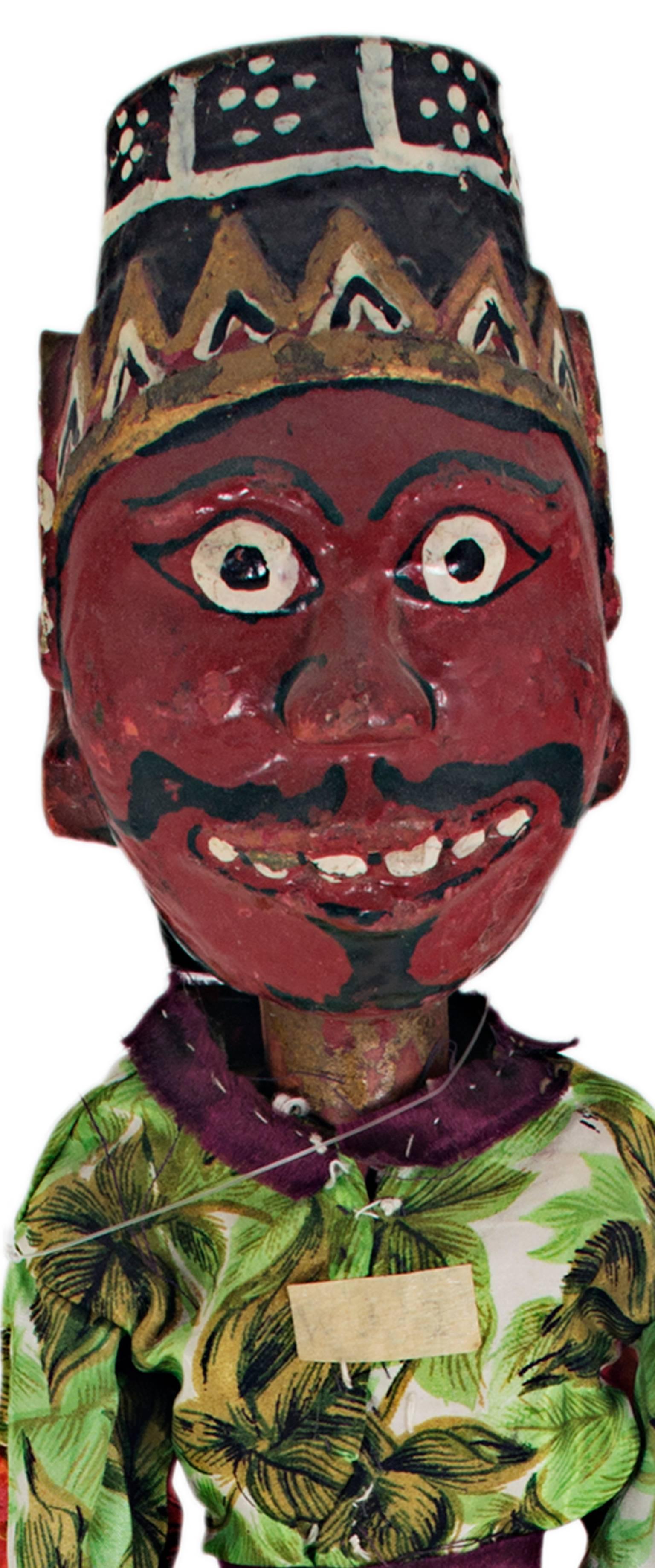 „ Indonesische Golek-Puppet (Male), „Handgefertigte geschnitzte, bemalte Holz- und Stoffpuppe, um 1900 – Sculpture von Unknown