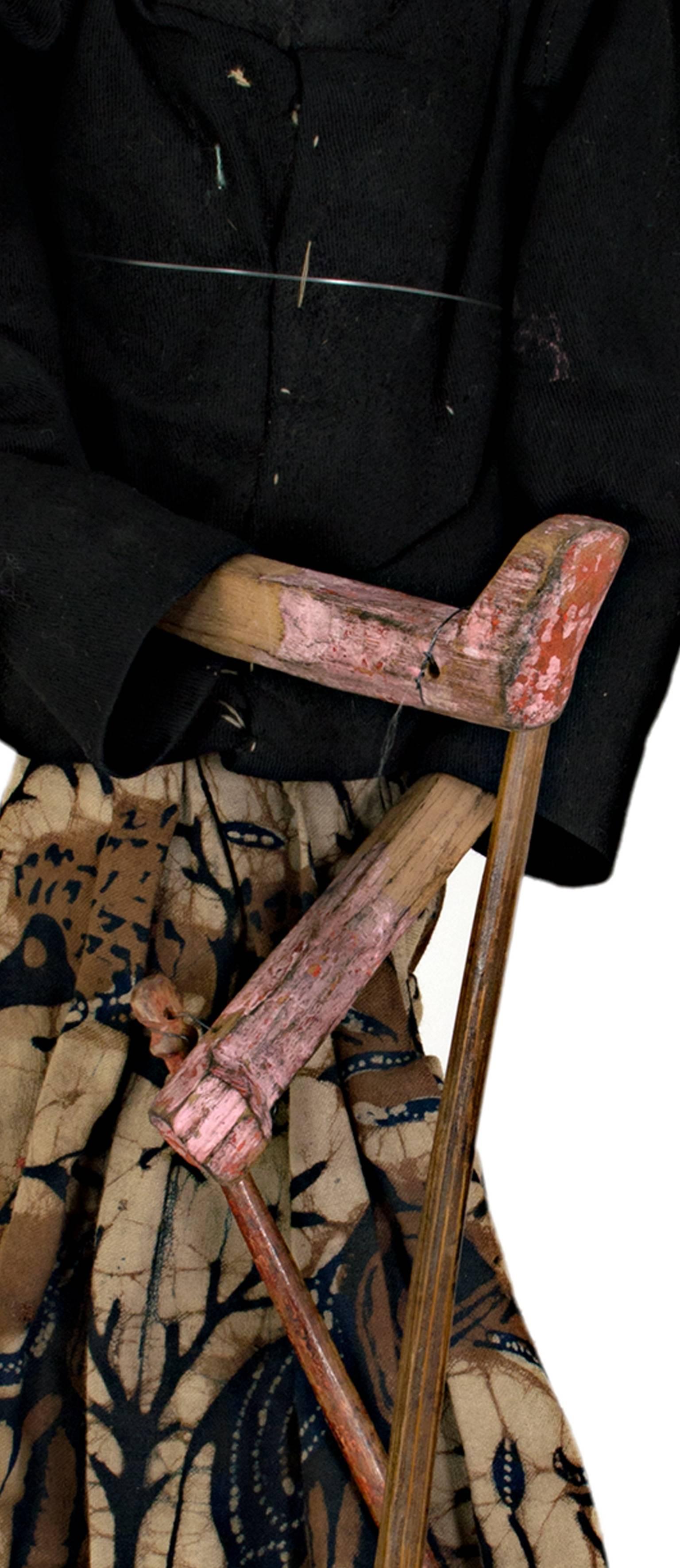 „Indonesische Golek-Puppet (Male),“ Handgefertigt mit geschnitztem, bemaltem Holz und Stoff (Braun), Figurative Sculpture, von Unknown