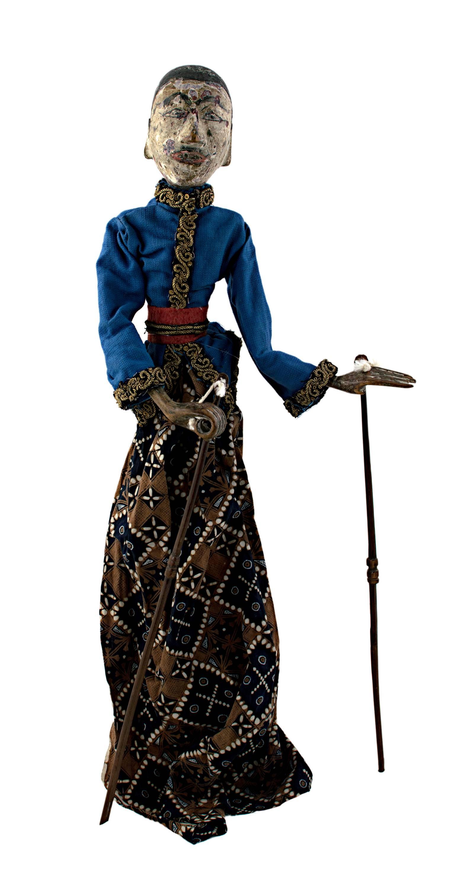 Figurative Sculpture Unknown - ""Indonesian Golek Puppet (Male)," (Indonesian Golek Puppet)" - Fabriqué à la main, sculpté, peint, bois et tissu vers 1900