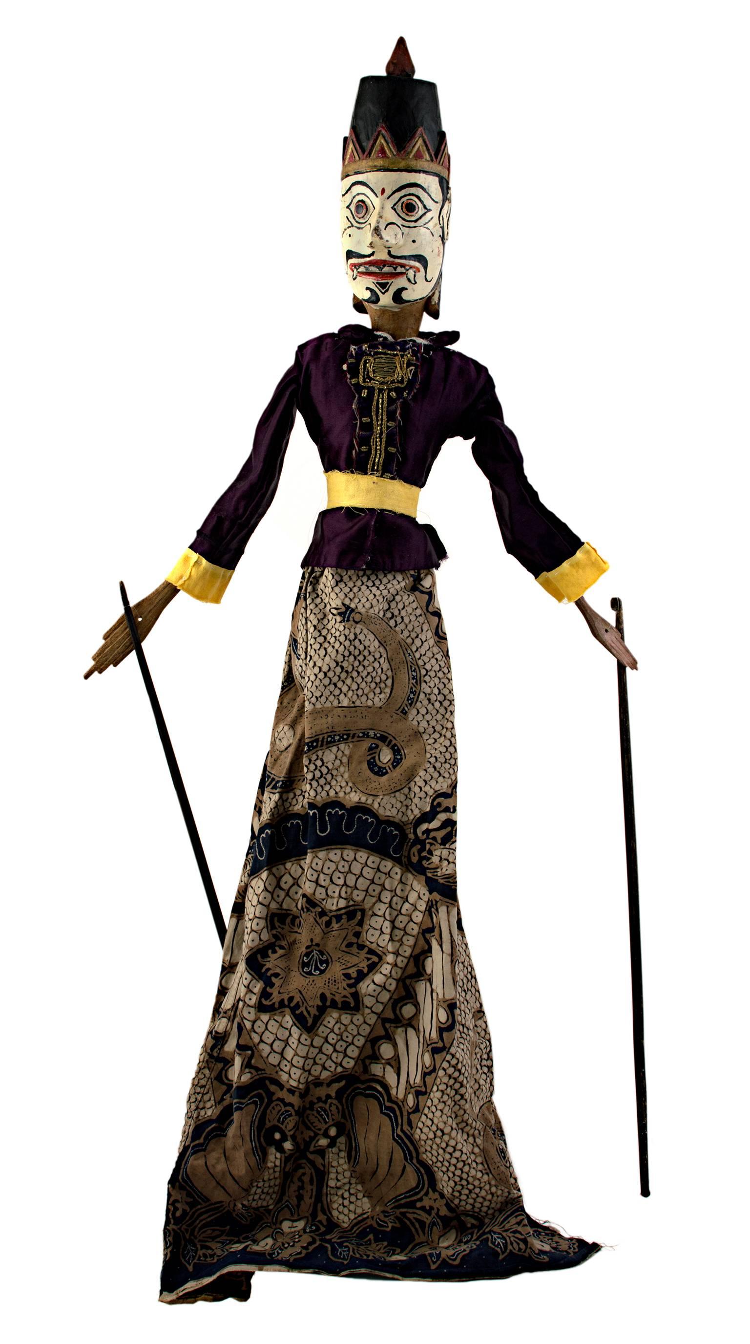Figurative Sculpture de Unknown - "Marioneta Golek indonesia (Masculina)", tallada a mano, pintada en madera y tela c. 1900