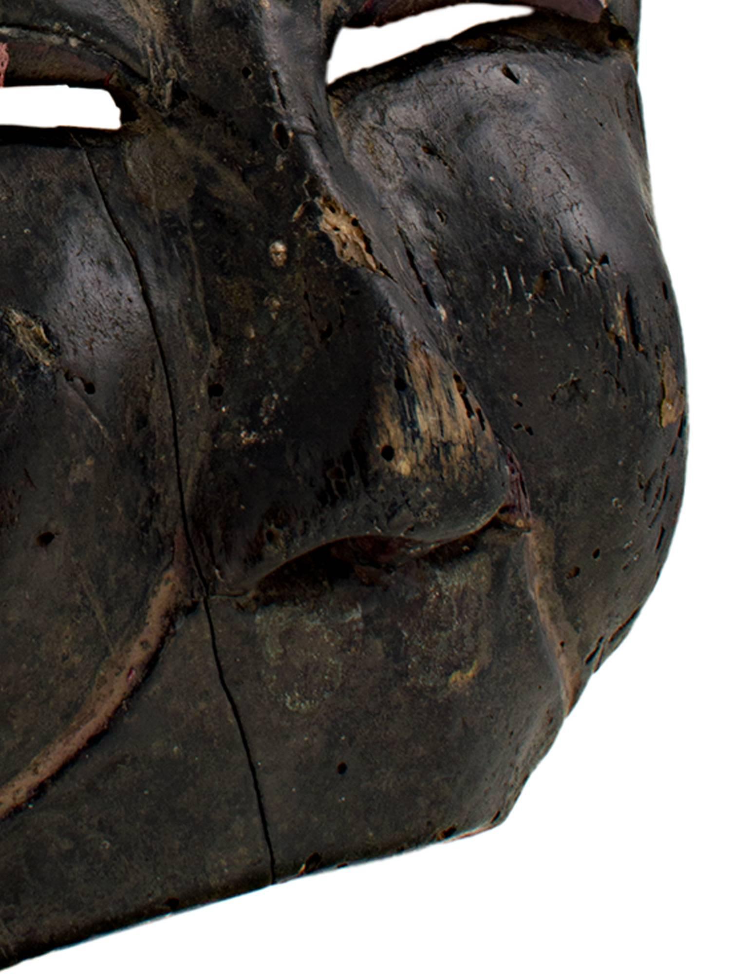 « Indonésien, demi-masque avec yeux inclinés », sculpté dans du bois et peint au 19e siècle en vente 3
