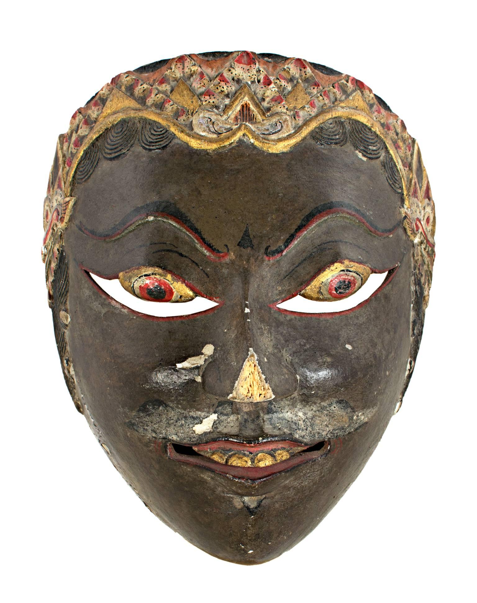 ""Indonesische Maske mit dunklem Gesicht und goldenen Akzenten", bemaltes Holz, 19. Jahrhundert