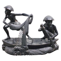 Sculpture indonésienne représentant des pêcheurs sur un bateau