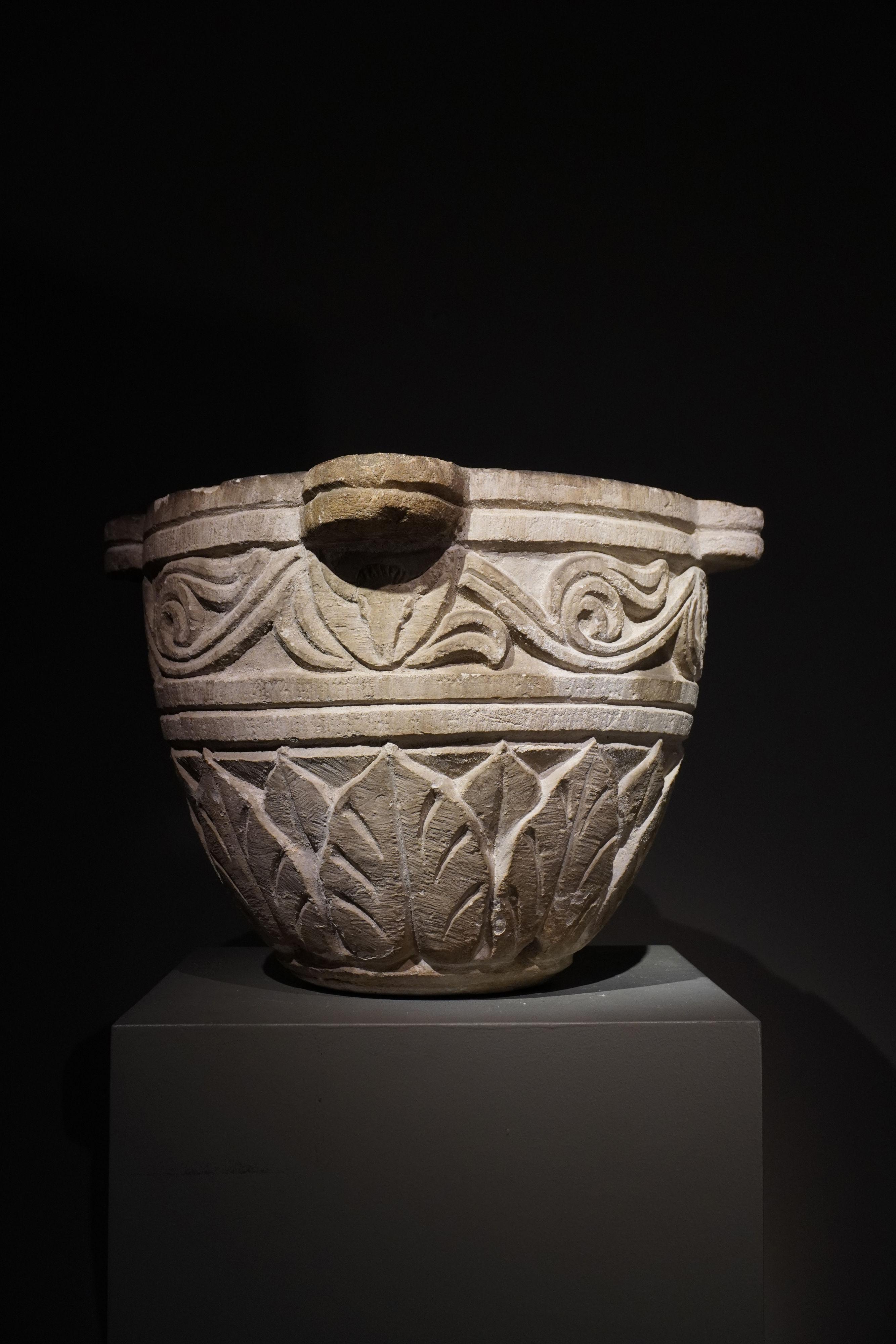 Italienische ANTIQUE-MORtar aus Italien mit farbigen DECORAtionen VON ANTIQUE-MORTAR – Sculpture von Unknown