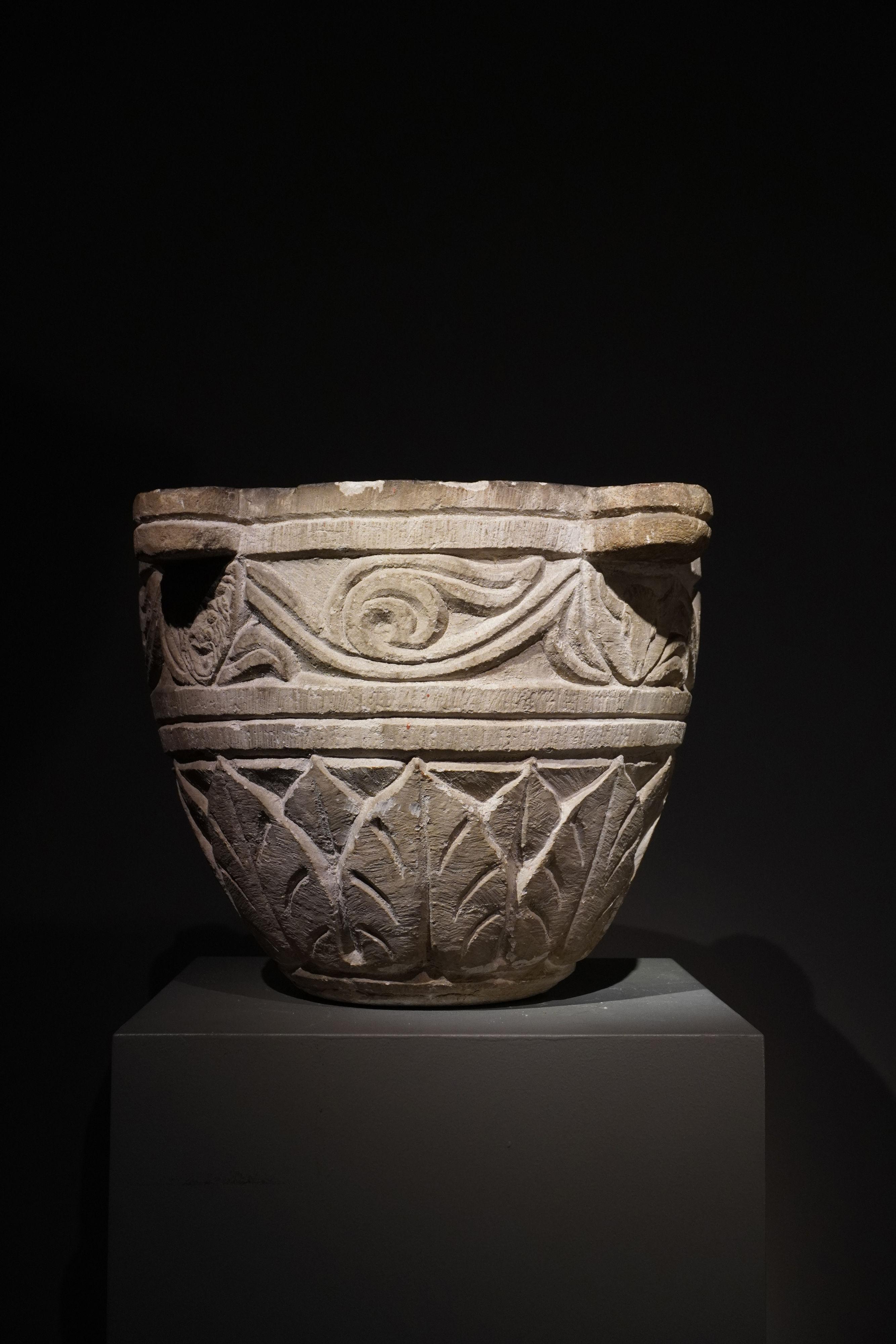 Italienische ANTIQUE-MORtar aus Italien mit farbigen DECORAtionen VON ANTIQUE-MORTAR (Schwarz), Figurative Sculpture, von Unknown