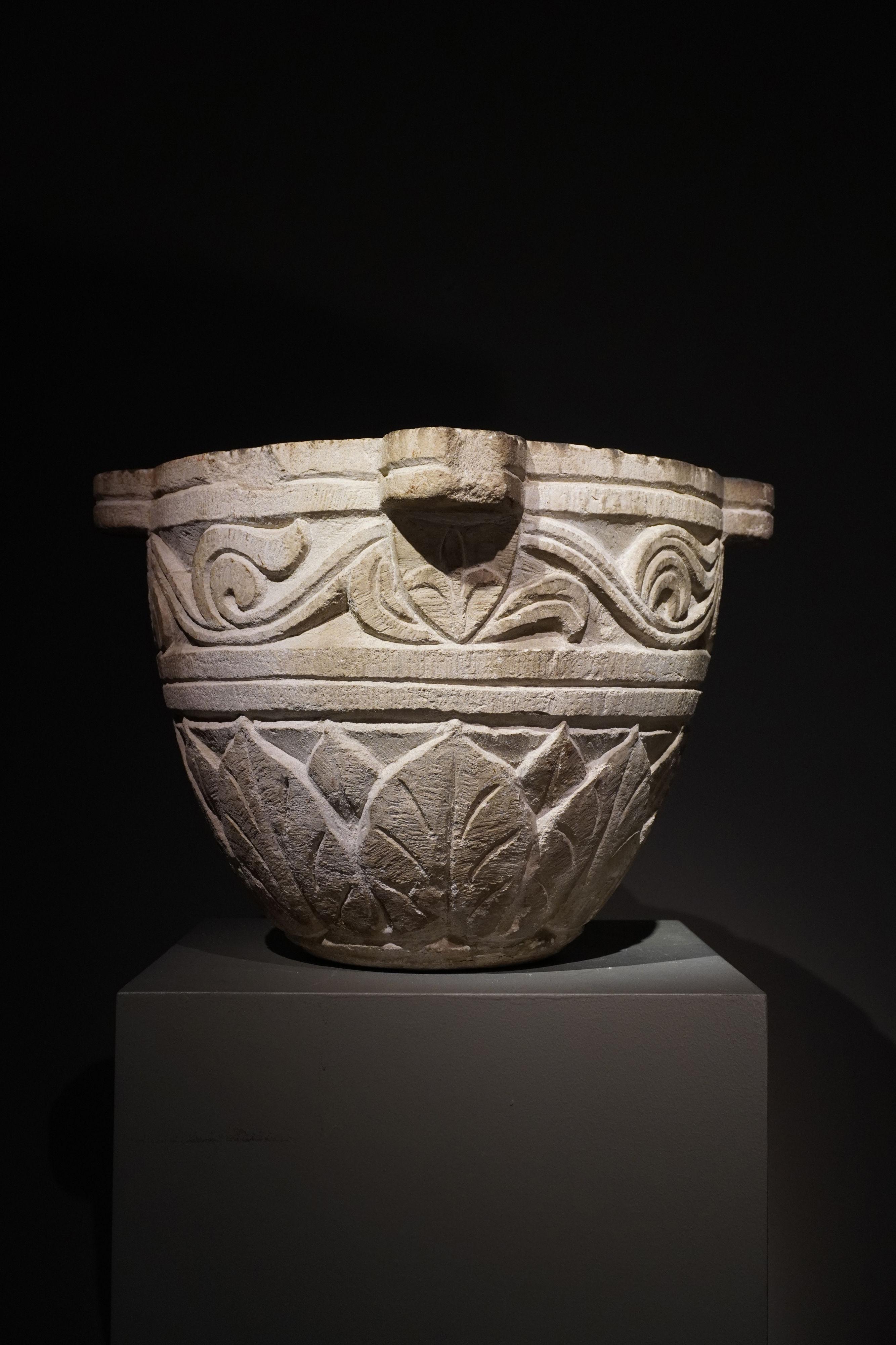 MORTAR MIT BLUMENDEKORREKTEN NACH DER ANTIKE, Norditalien, 19.

Pietra d'Istria