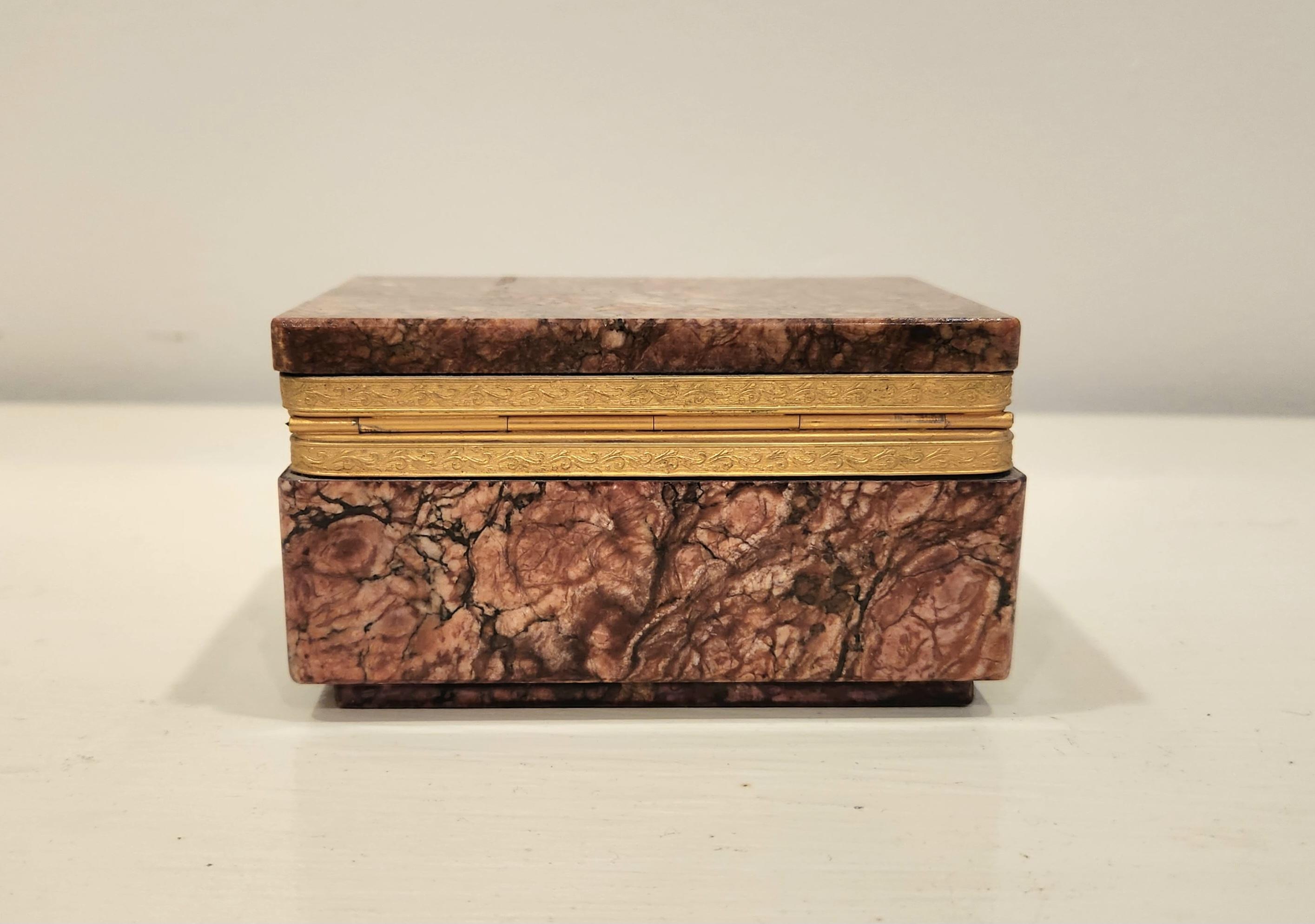 Boîte en marbre italienne avec bronze doré des années 1960 - Renaissance Sculpture par Unknown
