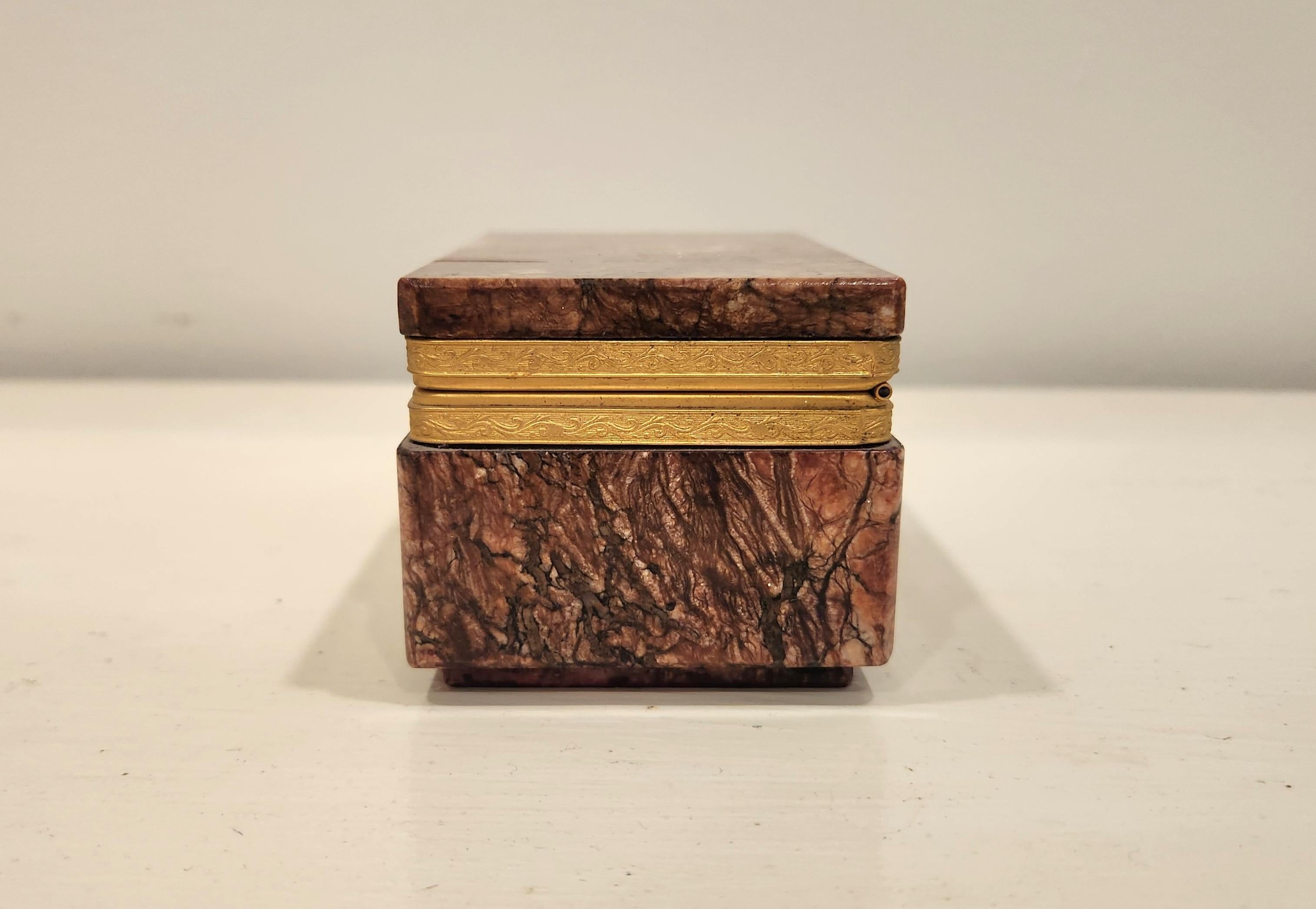 Diese elegante italienische Schachtel aus den 1960er Jahren hat eine wunderbare Farbpalette im Marmor, die ihm Tiefe und Textur verleiht. Zu den Farben gehören Hellrosa, Koralle und Rosa mit Streifen von Dunkelbraun und  Terrakotta verleiht dem