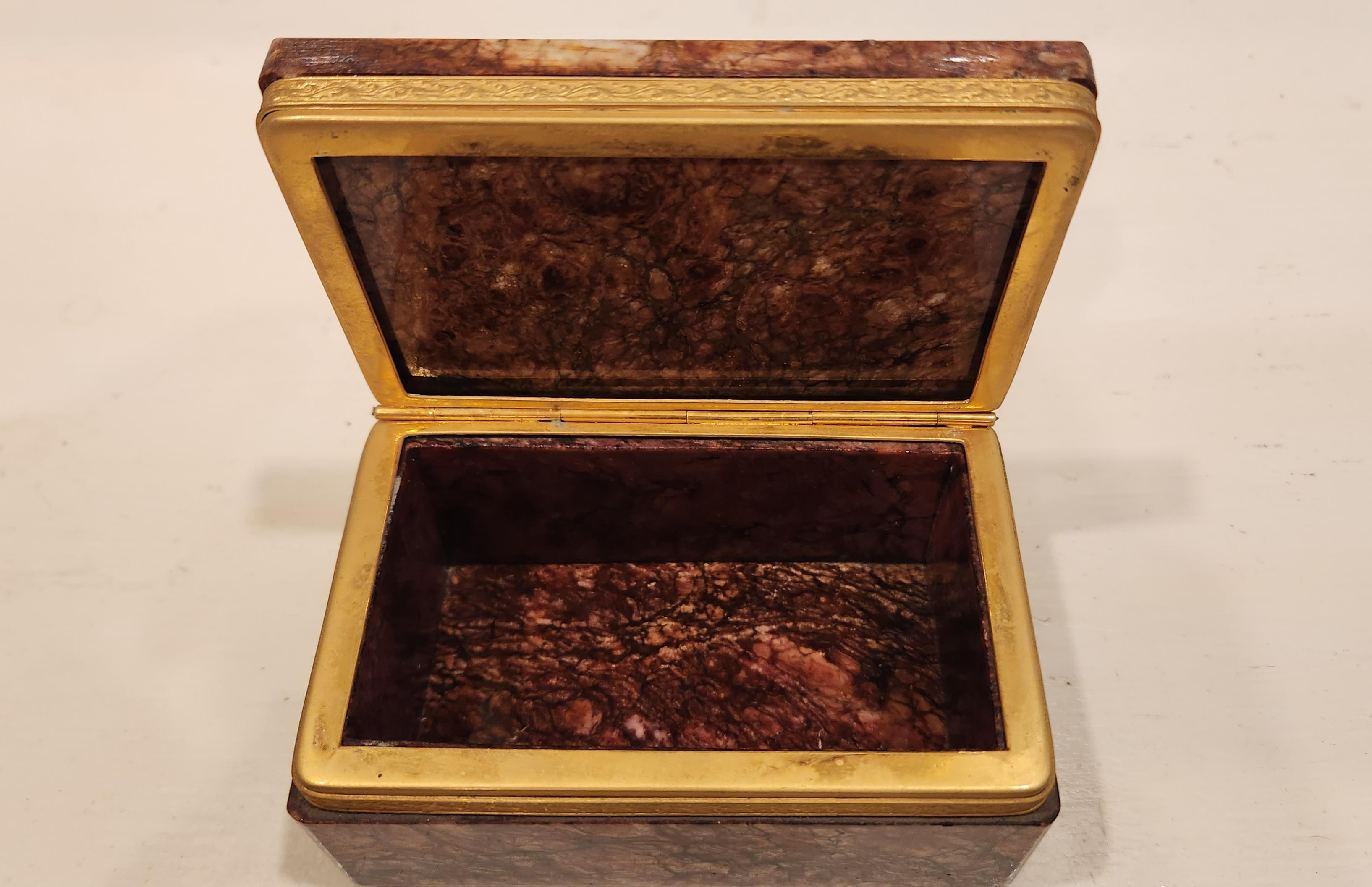Boîte en marbre italienne avec bronze doré des années 1960 en vente 2