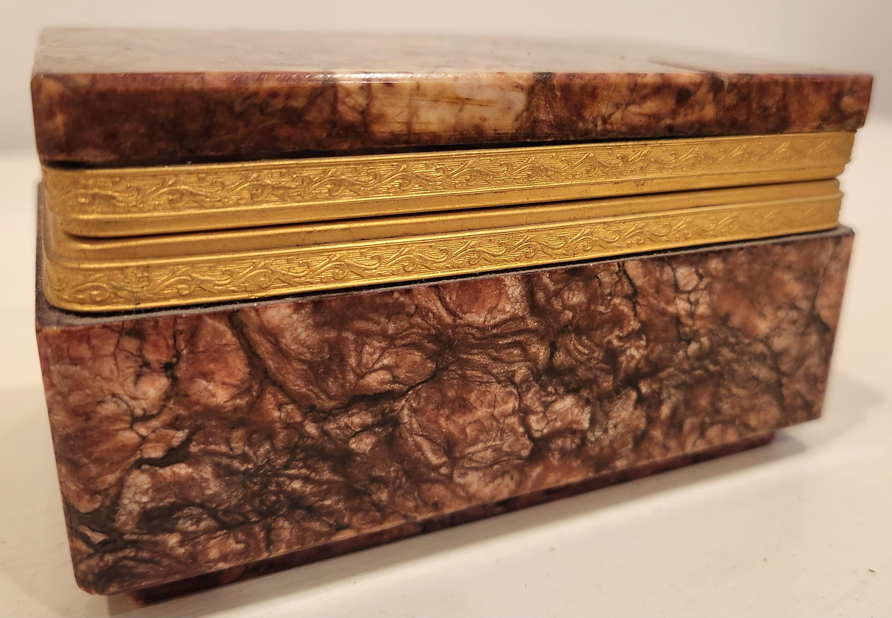 Boîte en marbre italienne avec bronze doré des années 1960 en vente 3